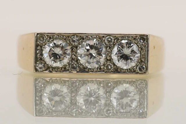 A 9ct yellow gold ring
