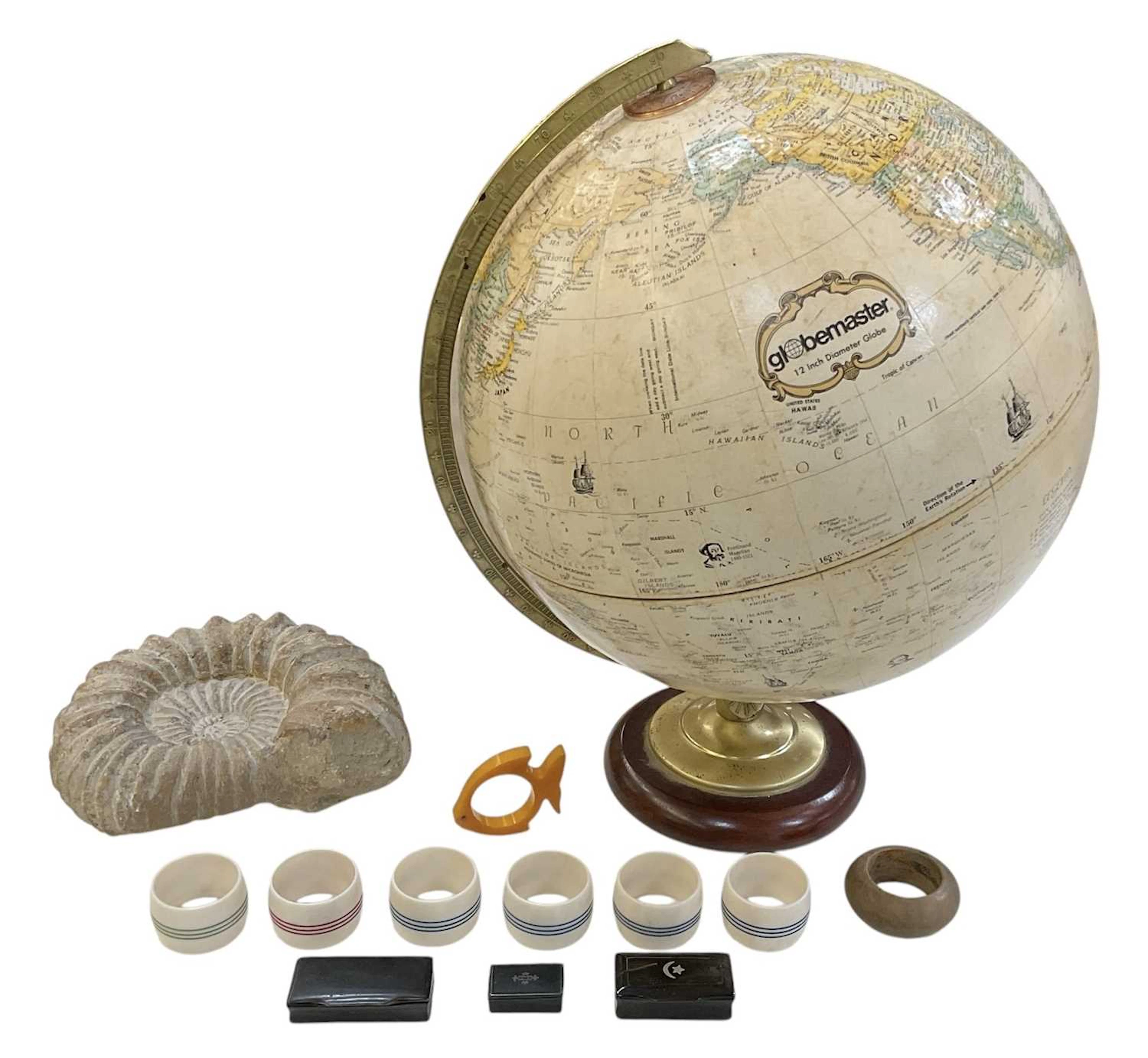 A small quantity of assorted collectors' items comprising...