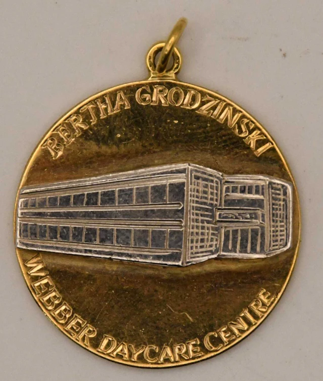 A 9ct yellow and white gold circular pendant/medallion