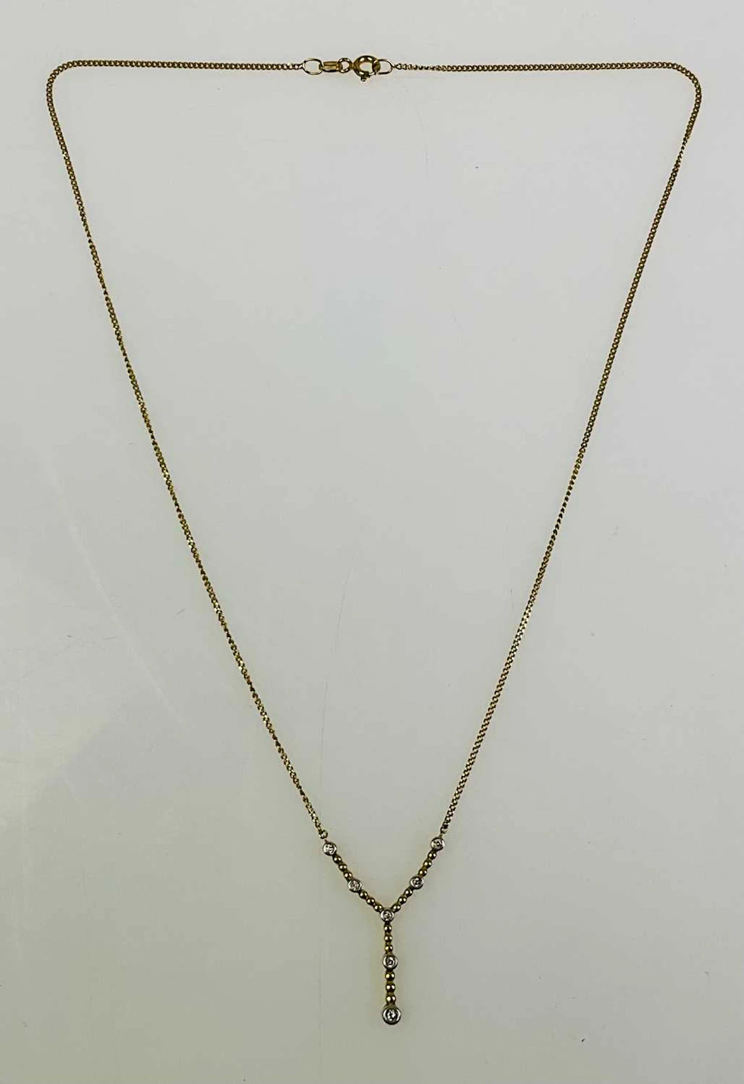An 18ct yellow gold necklace with a lavalier drop...