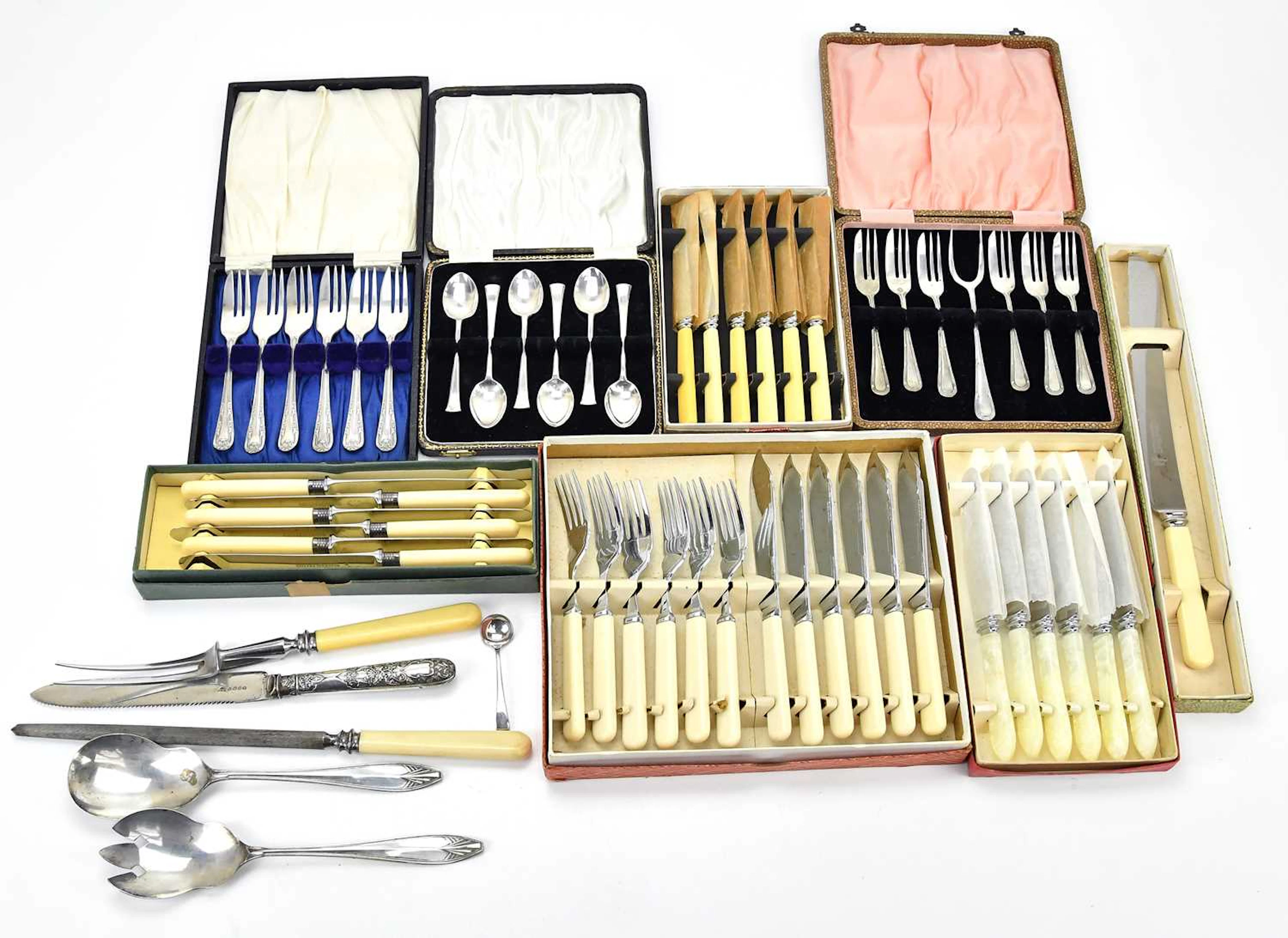 A small mixed lot of assorted silver plated cutlery