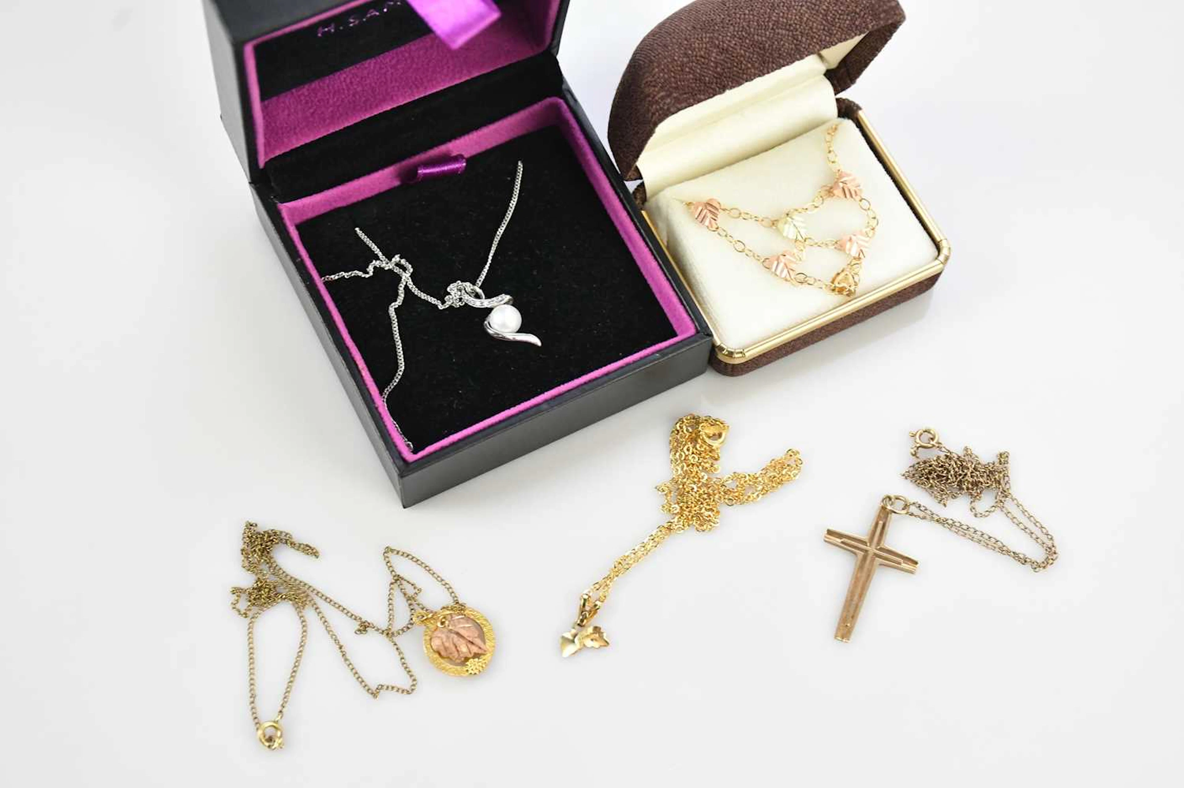 BLACK HILLS JEWELLERY; a selection of 9ct and yellow metal jewellery