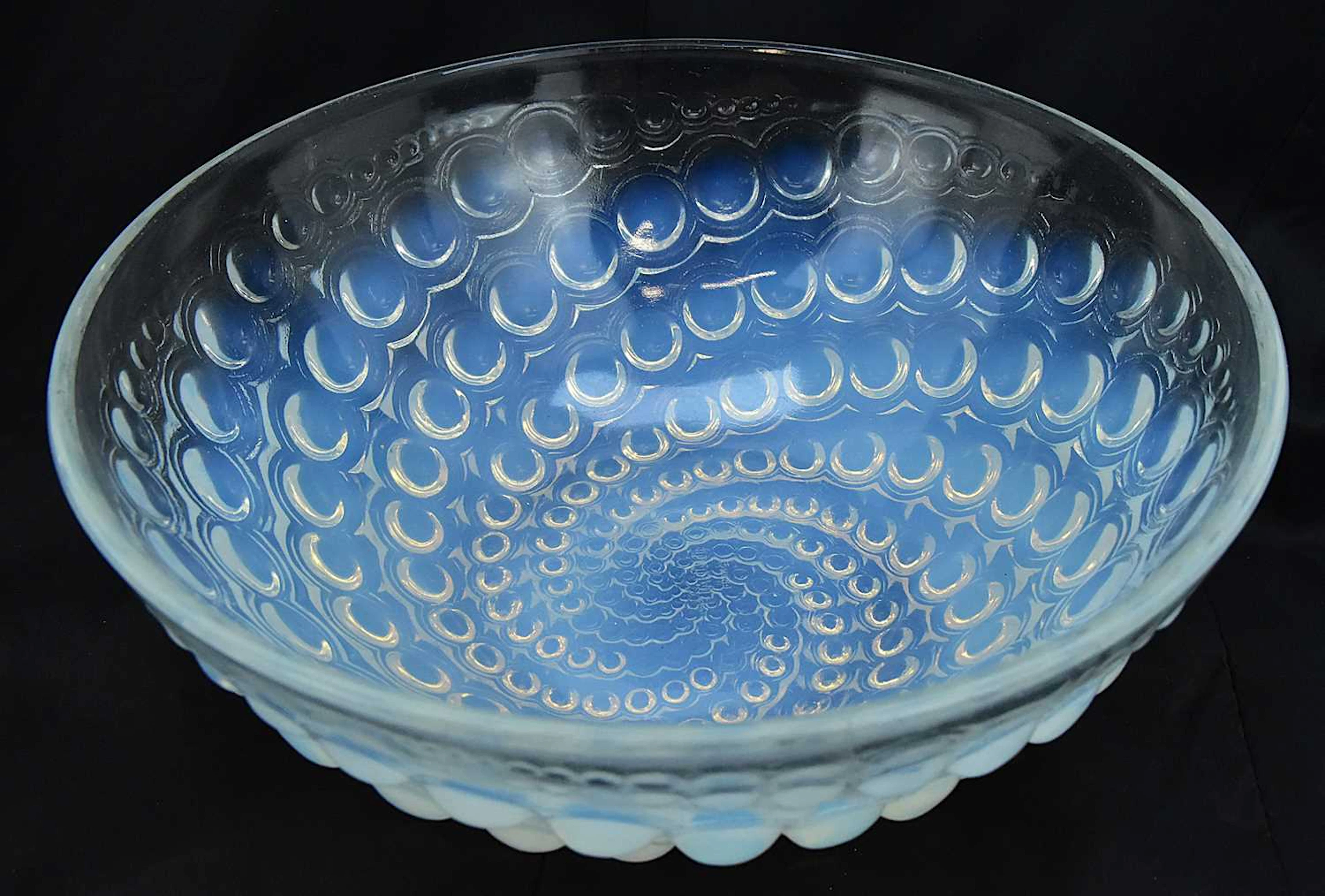 RENÉ LALIQUE; an opalescent glass bowl