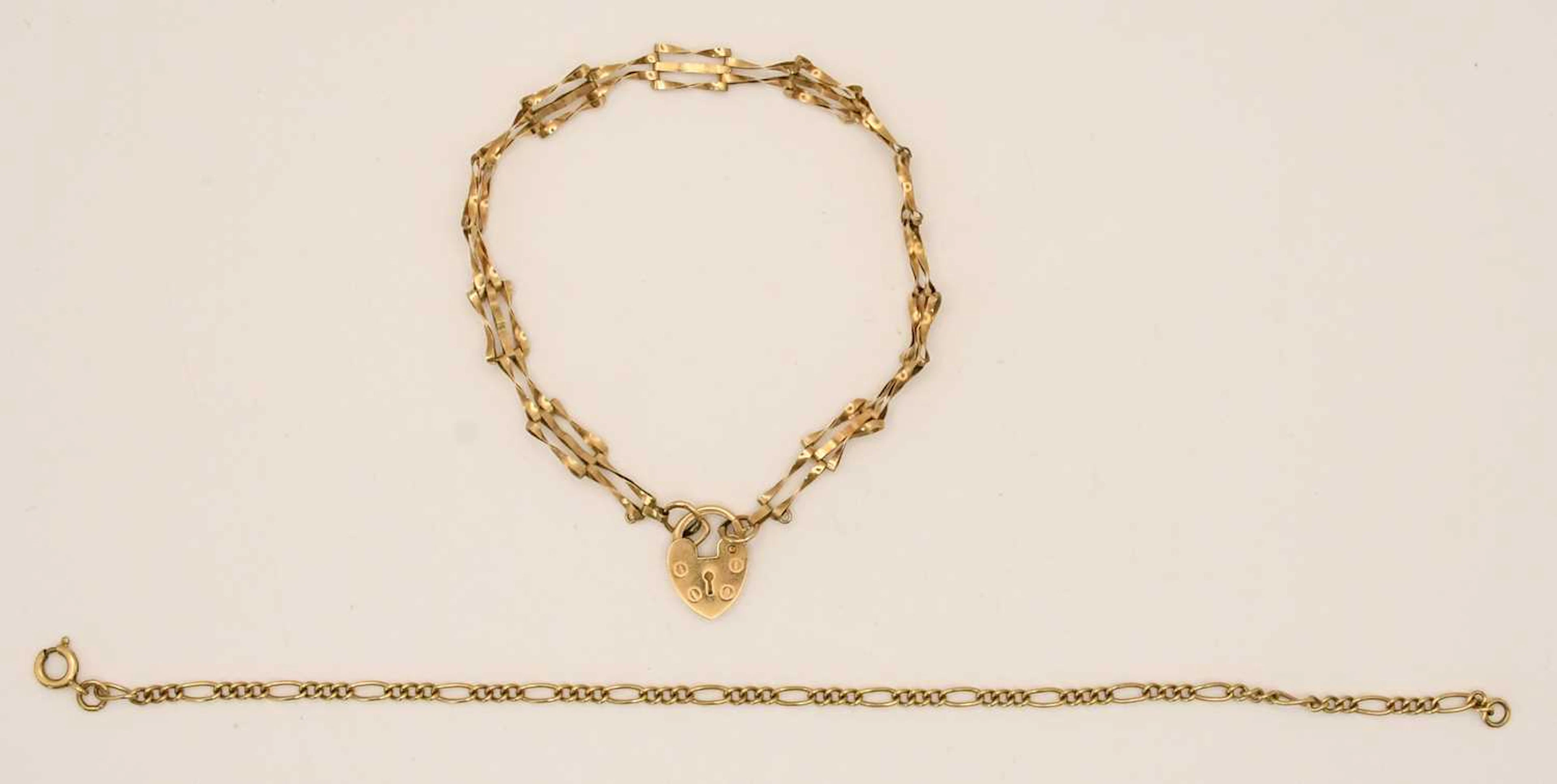 A 9ct yellow gold dainty bracelet with ring clasp