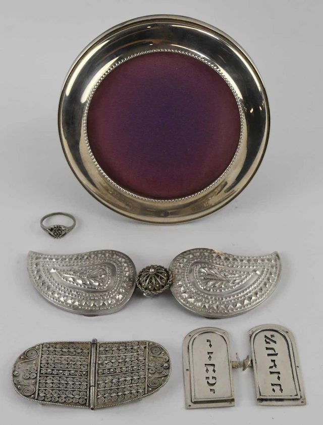 An Elizabeth II hallmarked silver circular easel back photograph frame