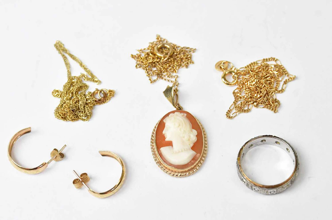 A group of 9ct yellow gold jewellery