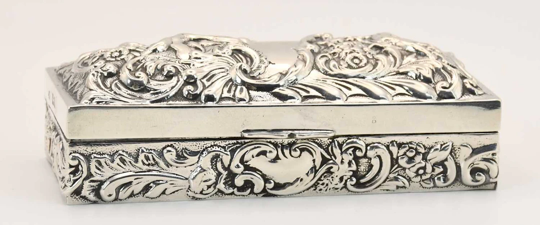 WILLIAM COMYNS & SONS; a hallmarked silver ring box