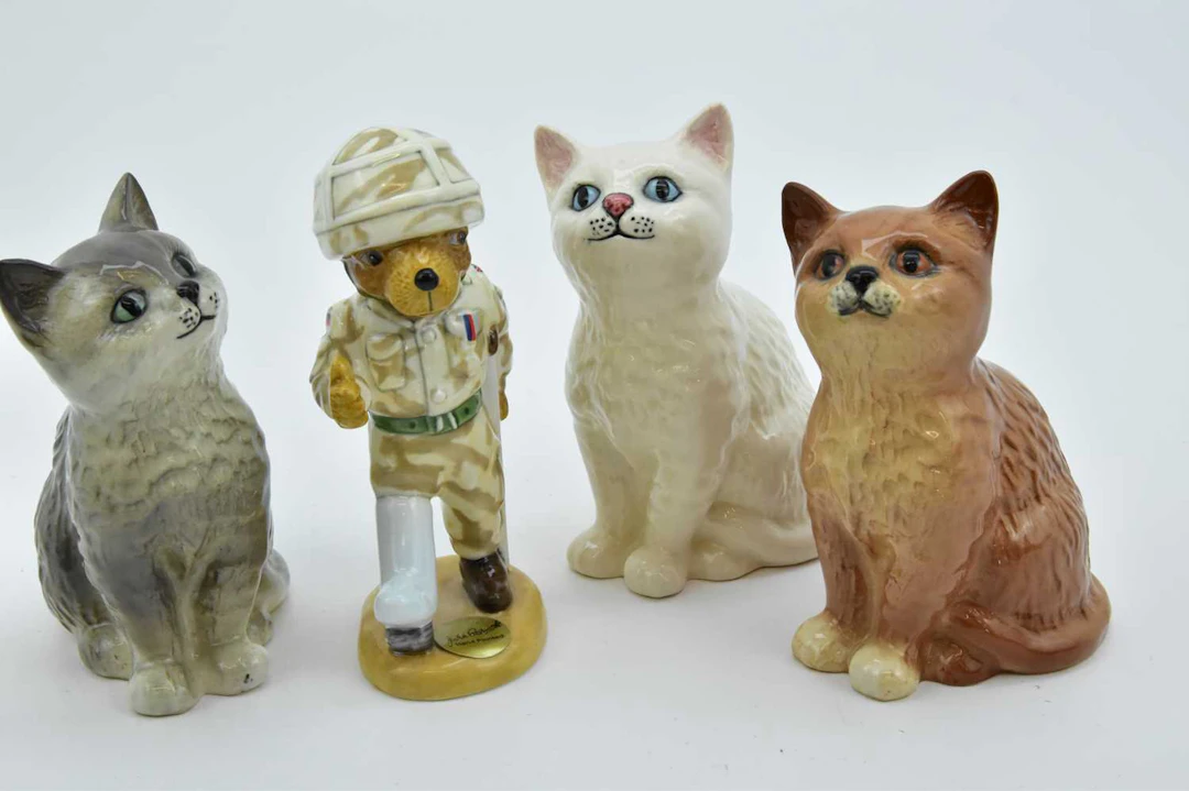 BESWICK; three seated cats