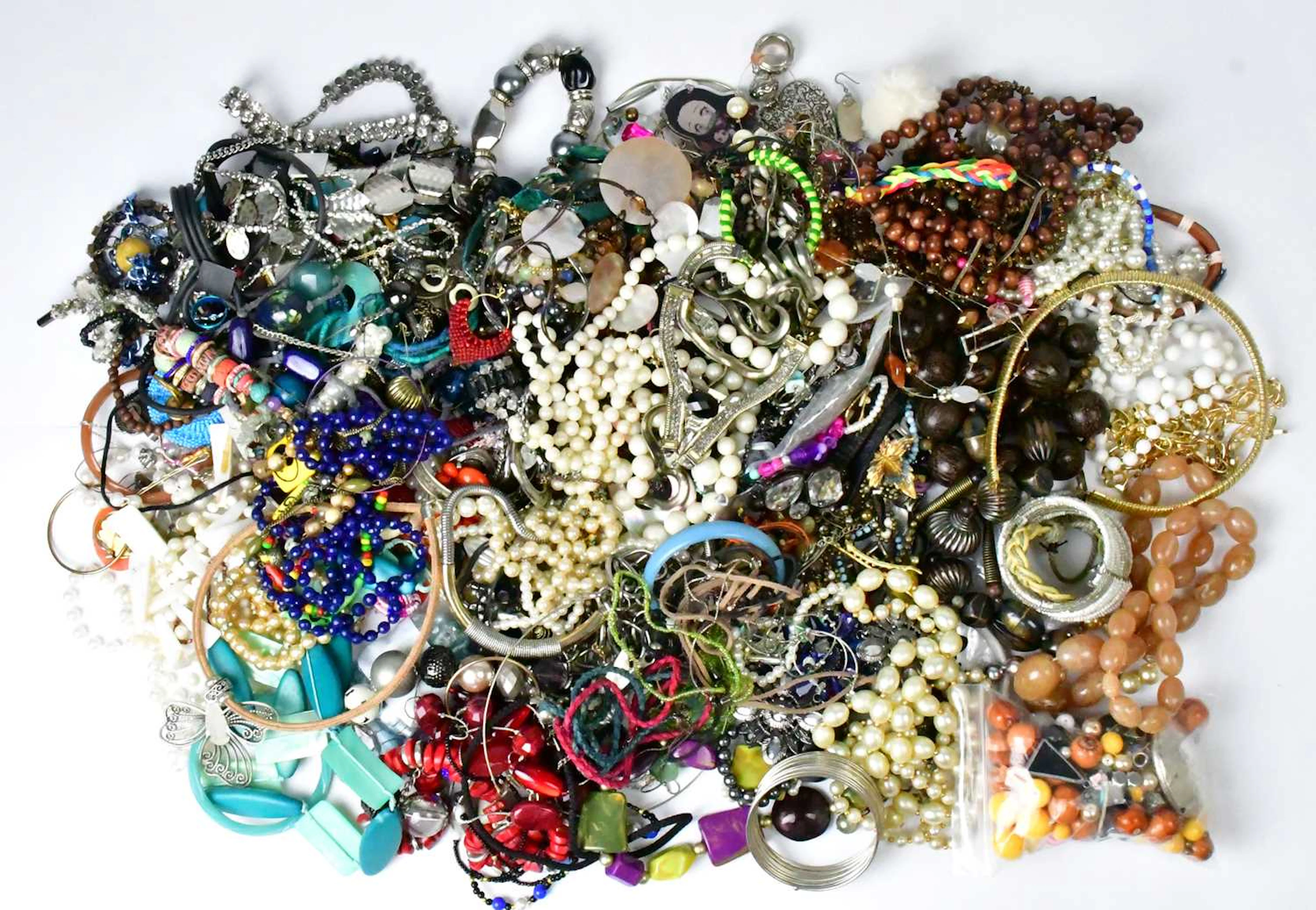 A quantity of costume jewellery