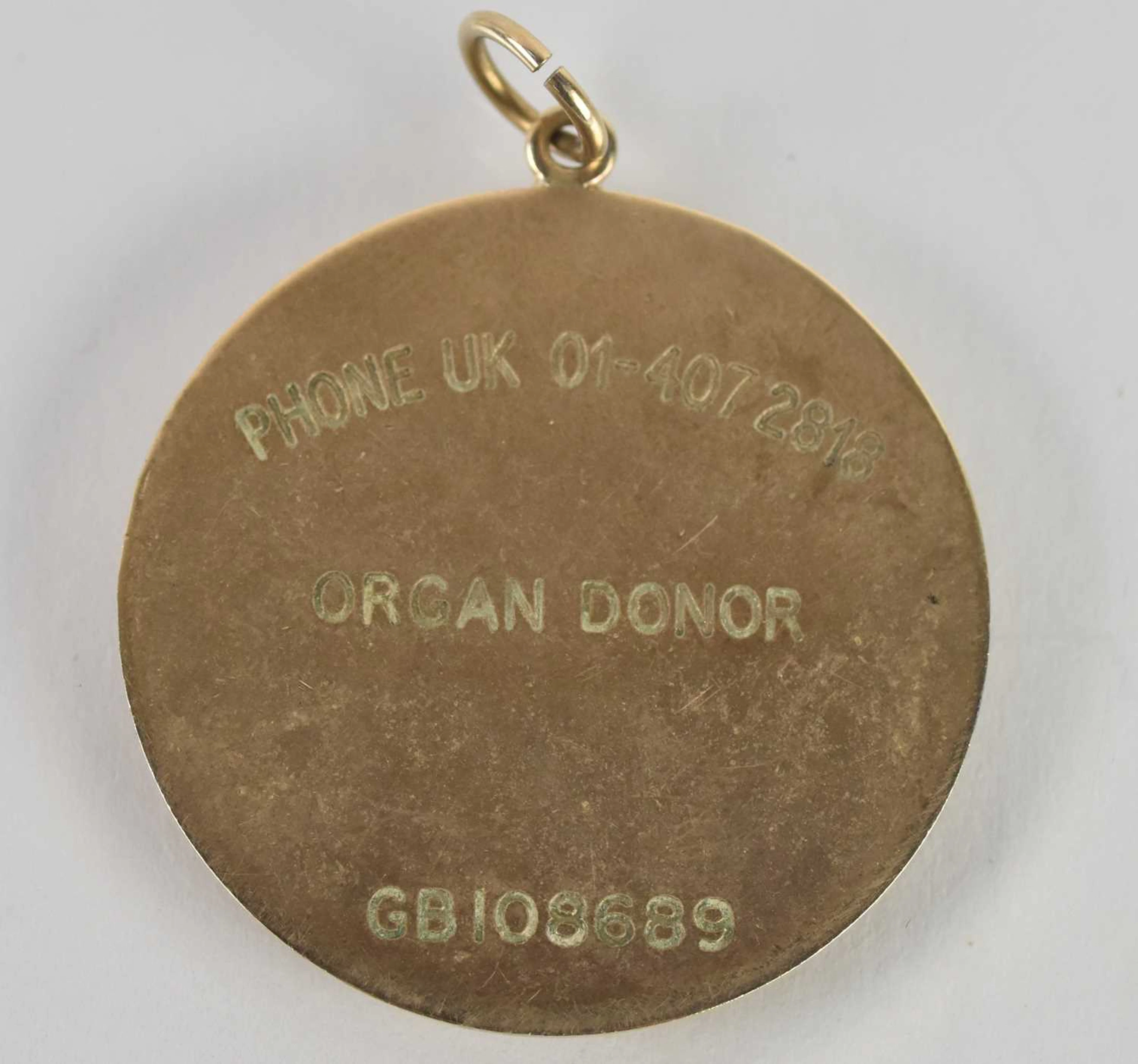 A 9ct yellow gold circular organ donor medallion