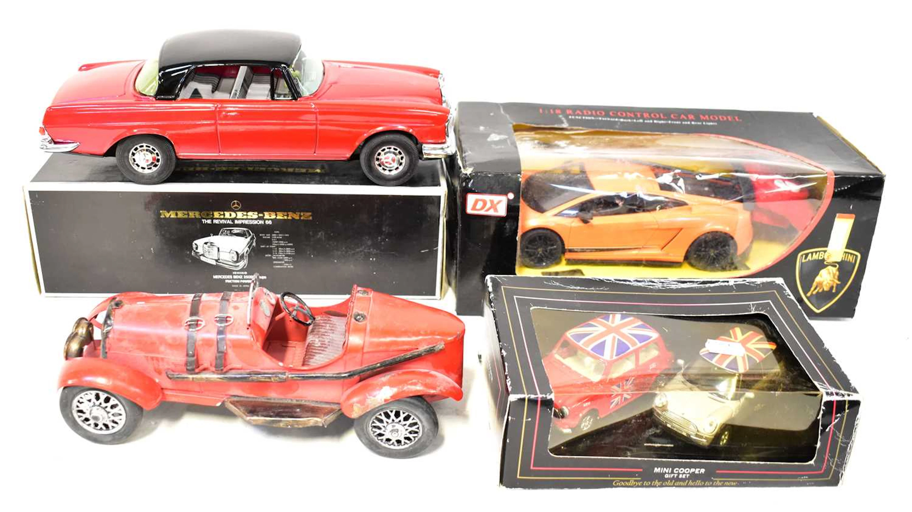 A small quantity of boxed and loose scale models...