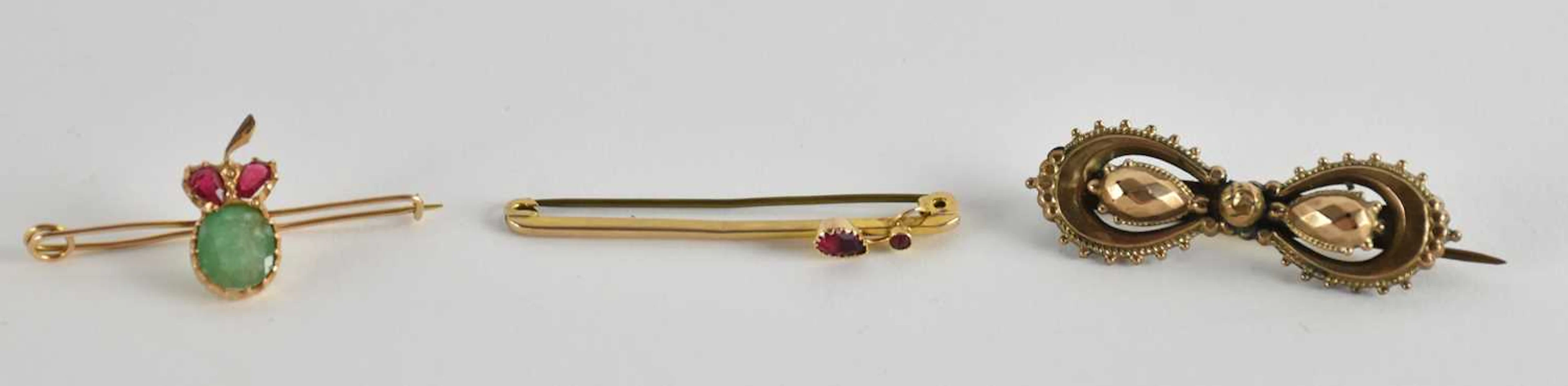 Three brooches comprising a 12ct bar brooch (marked '12C')