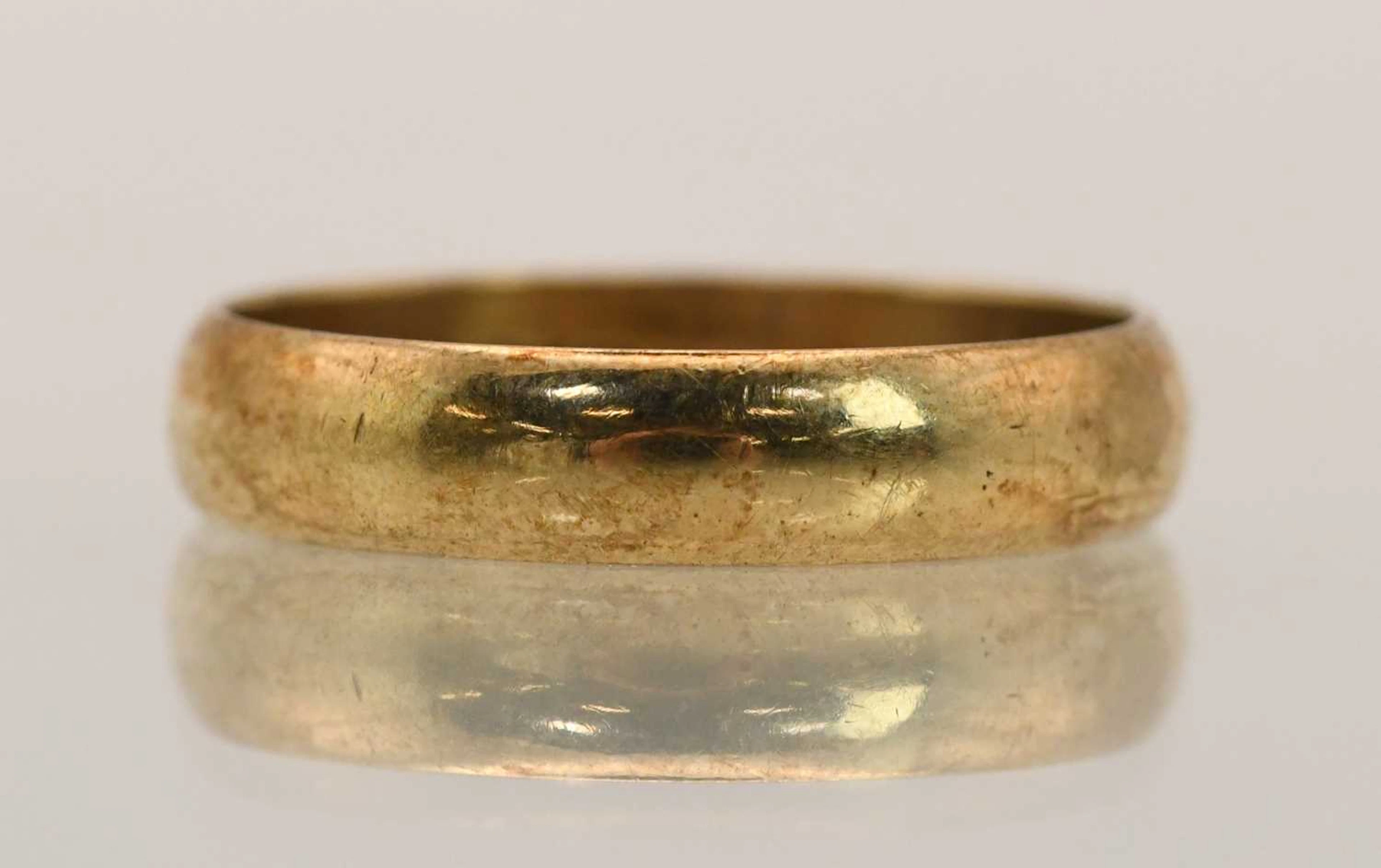 A 9ct yellow gold band ring