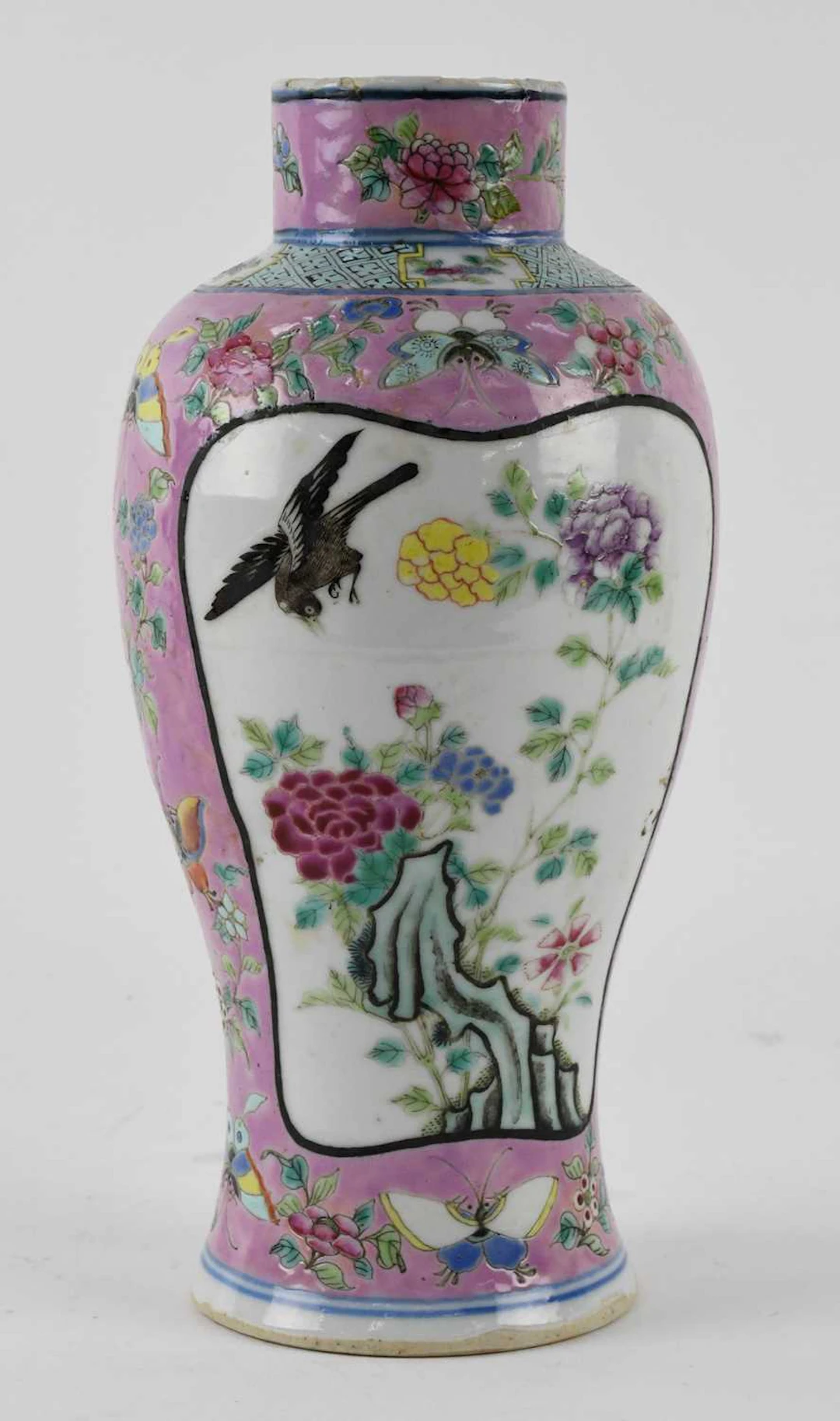 A late 19th/early 20th century Chinese hand painted...