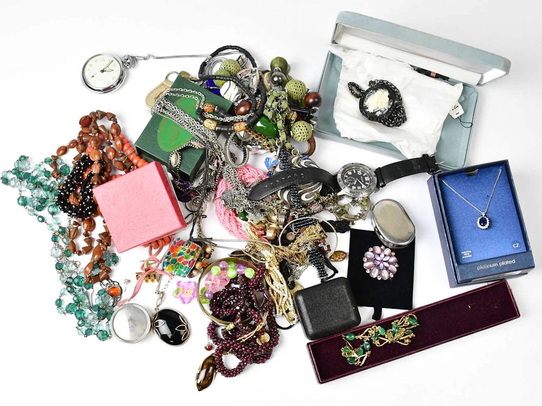 A quantity of costume jewellery