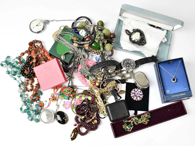 A quantity of costume jewellery