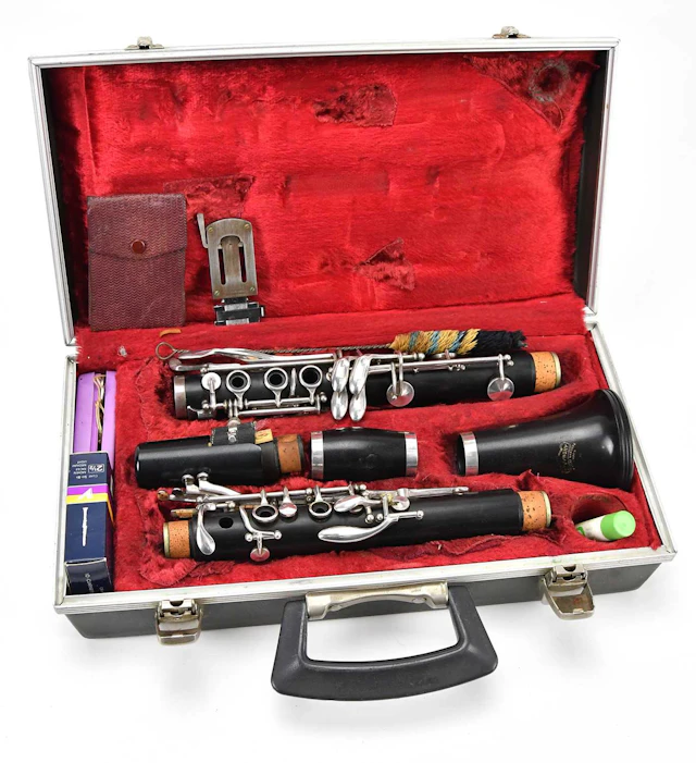 BOOSEY & HAWKES; a ‘Symphony Series 1010’ B flat clarinet no