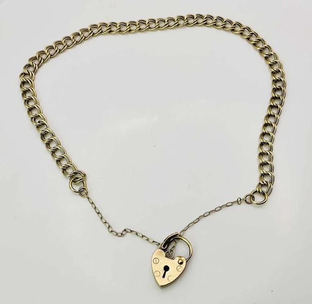 A 9ct carat yellow gold bracelet with heart shaped padlock clasp