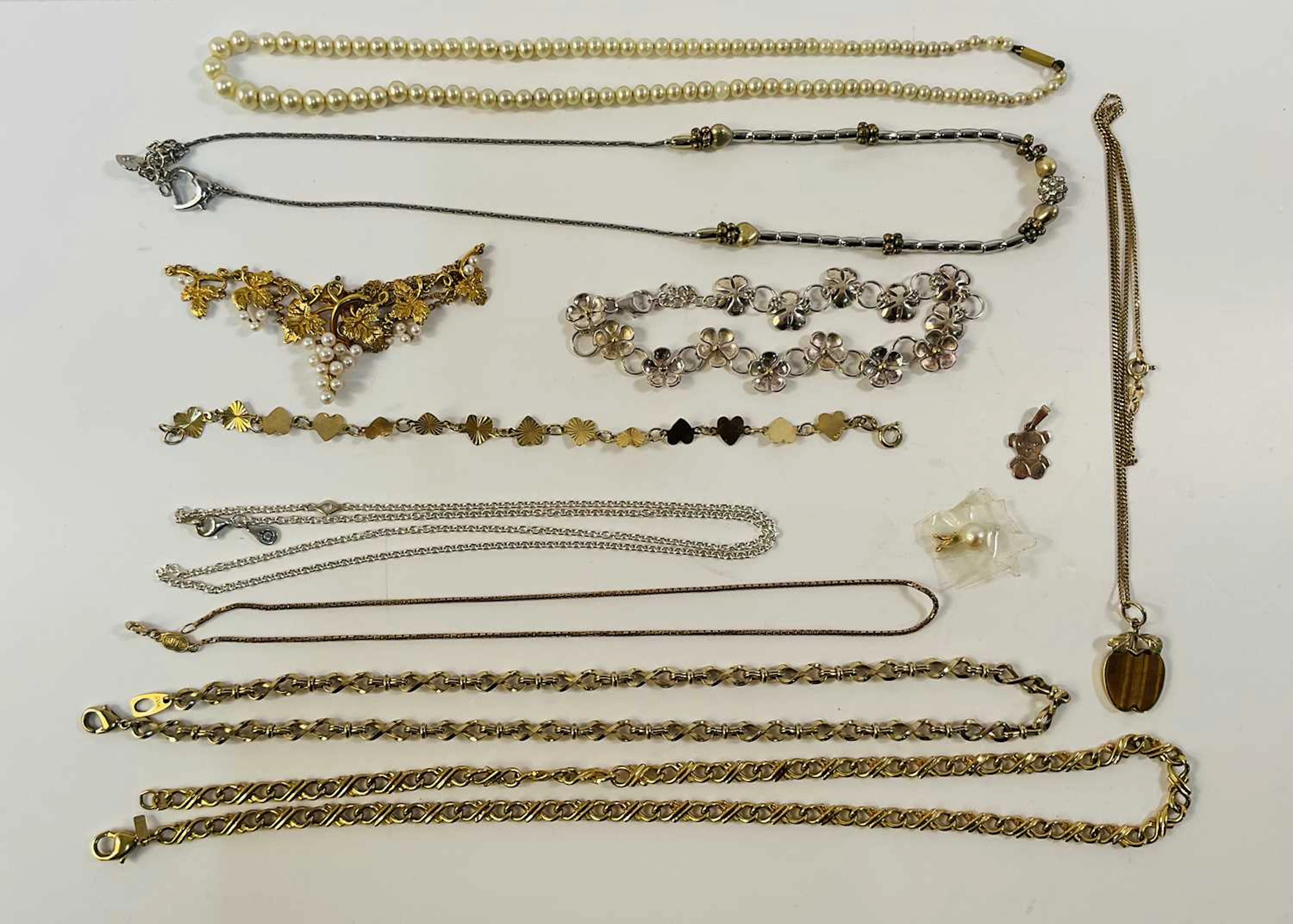 A 9ct necklace