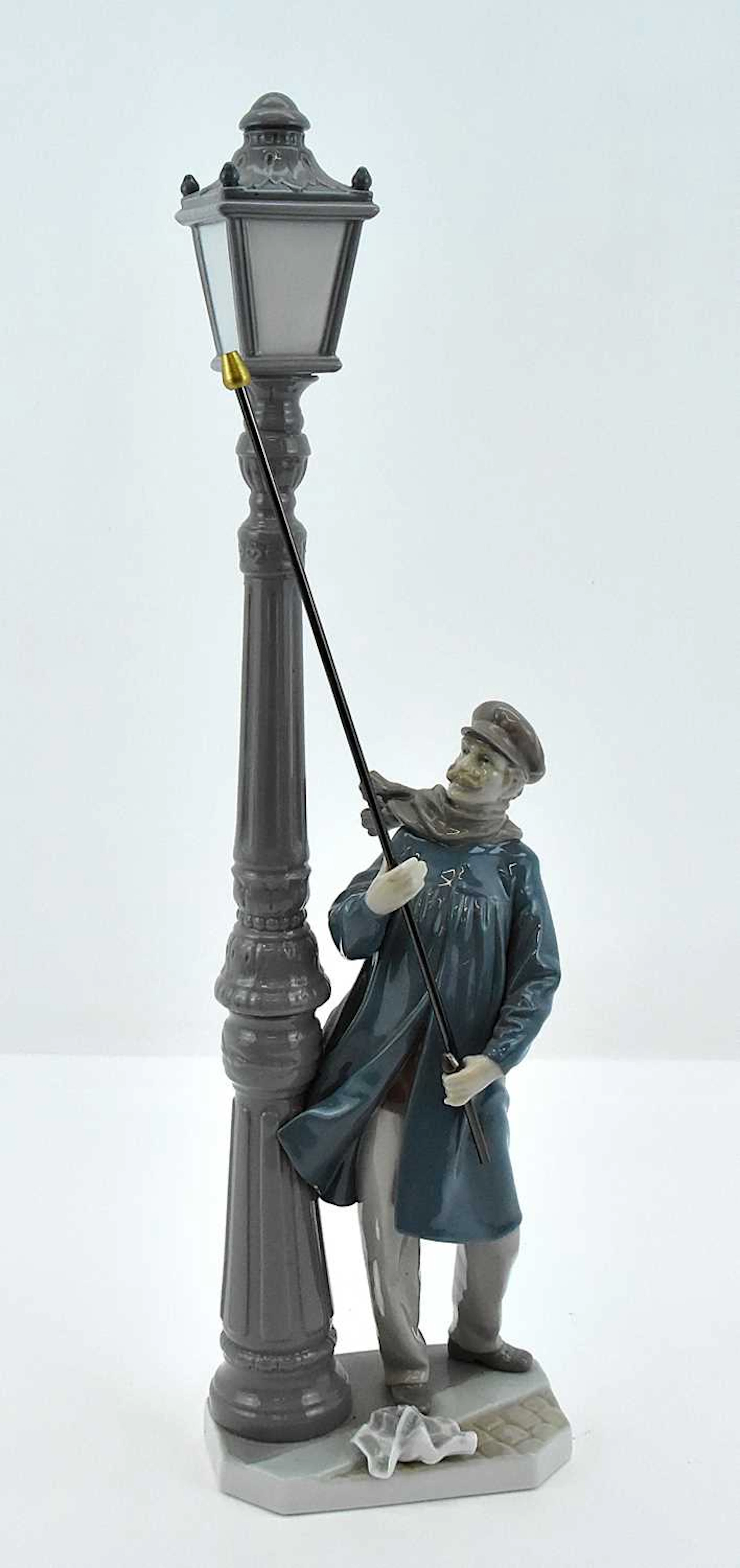 LLADRÓ; a high gloss porcelain lamp lighter figure