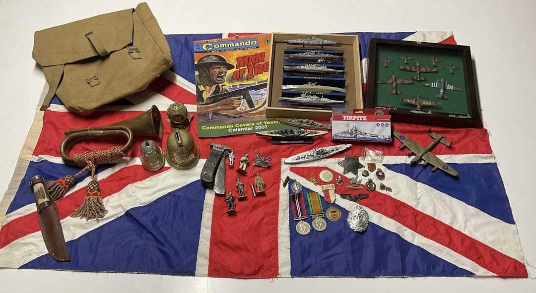 A quantity of military collectables
