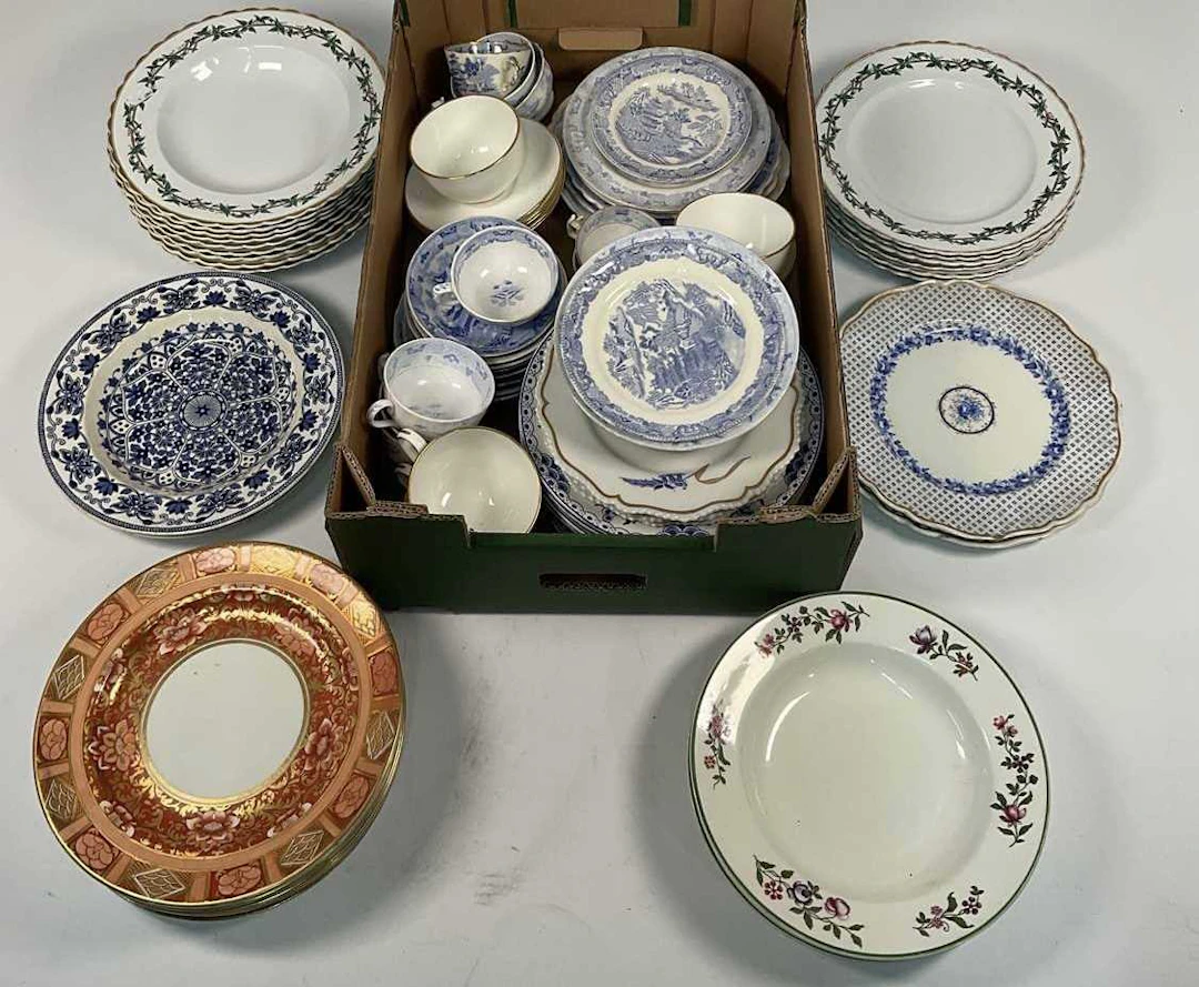 A quantity of 19th century dinner plates and shallow bowls