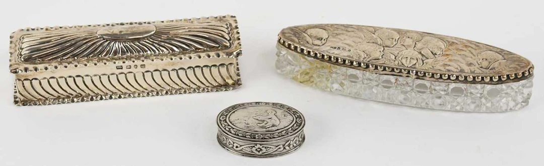A late Victorian hallmarked silver rectangular lidded trinket box