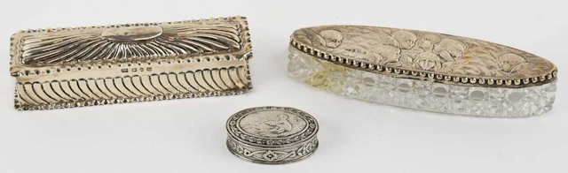 A late Victorian hallmarked silver rectangular lidded trinket box