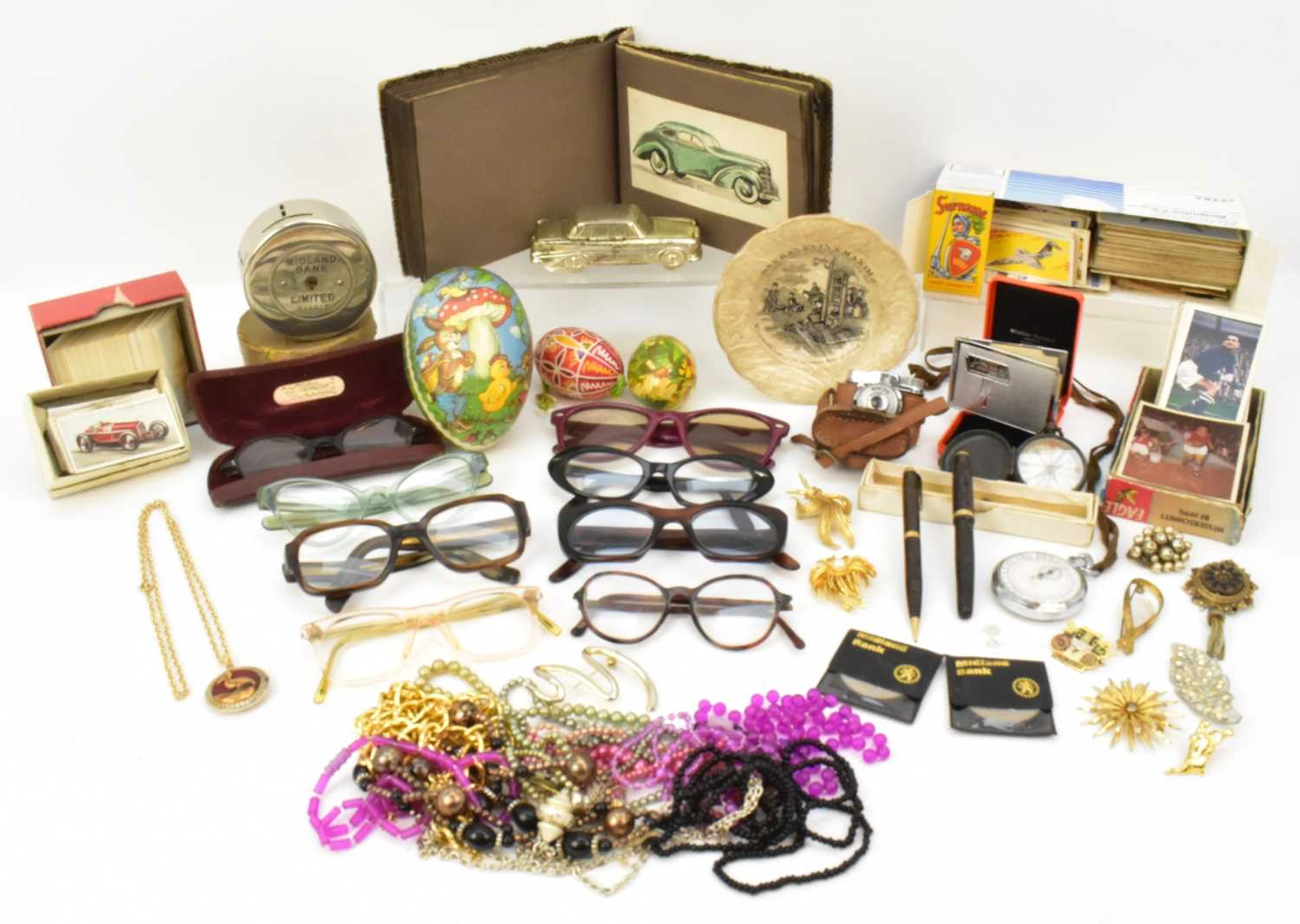 A quantity of mixed vintage collectables including various cigarette