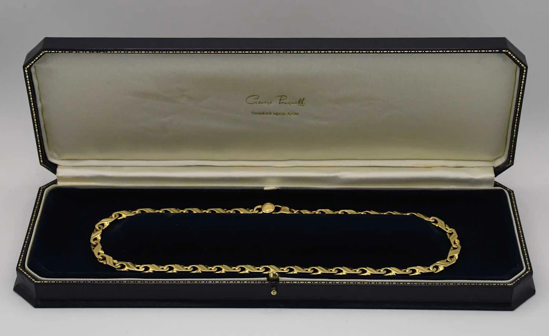 An 18ct yellow gold flat link necklace