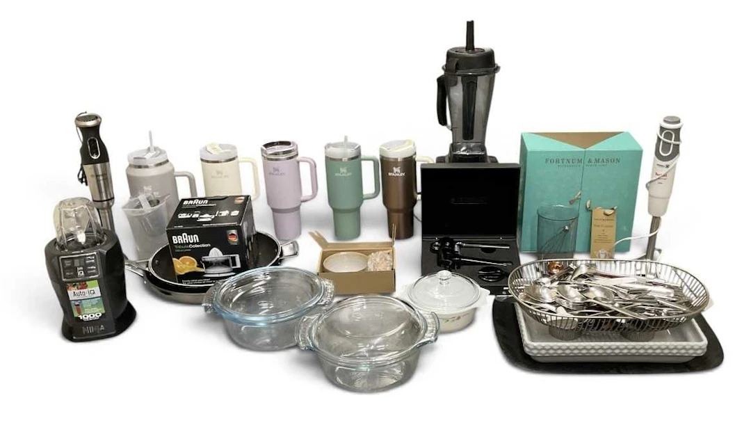 A large quantity of assorted modern kitchenware and kitchenalia