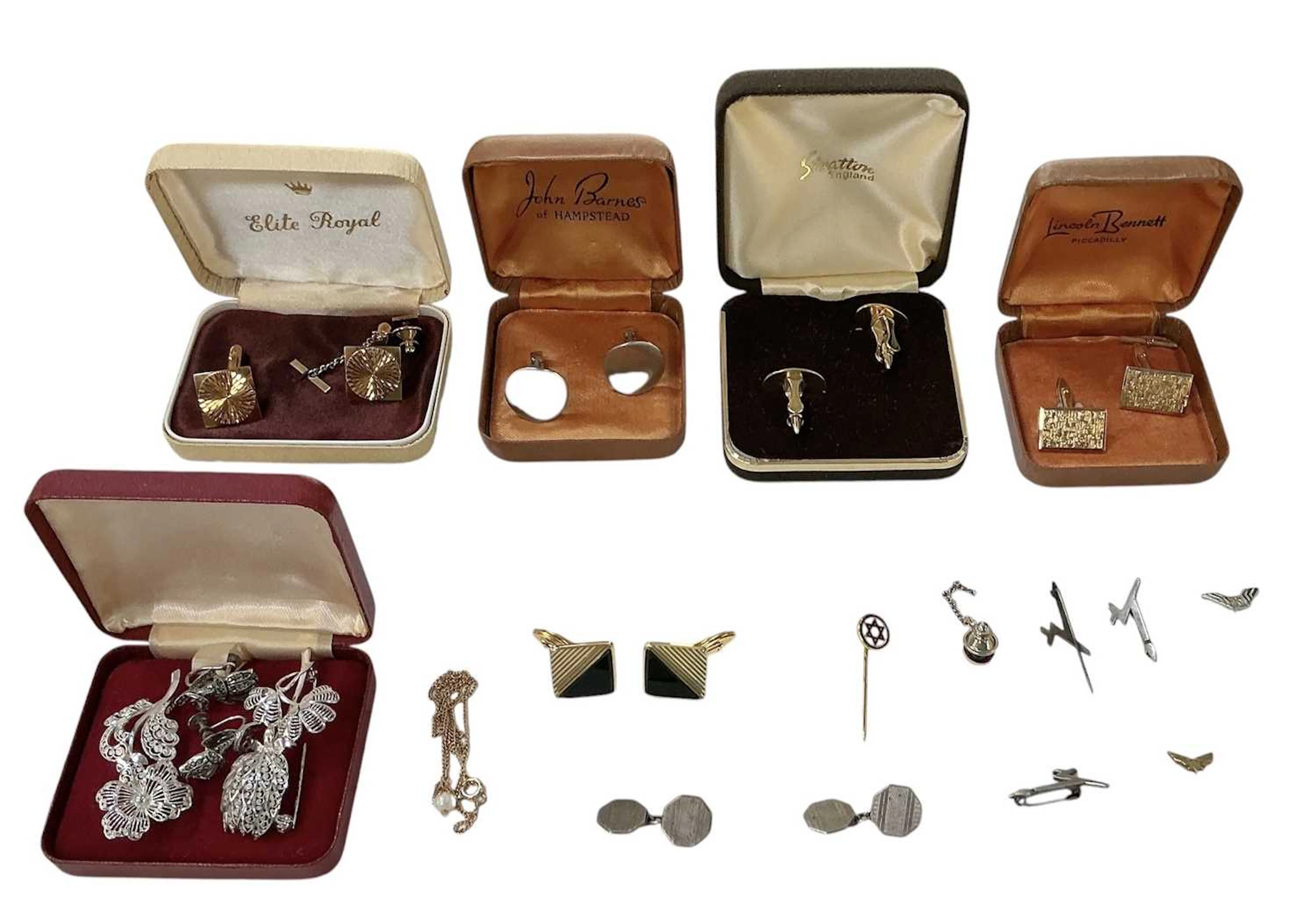 A small quantity of assorted 925 silver and costume jewellery