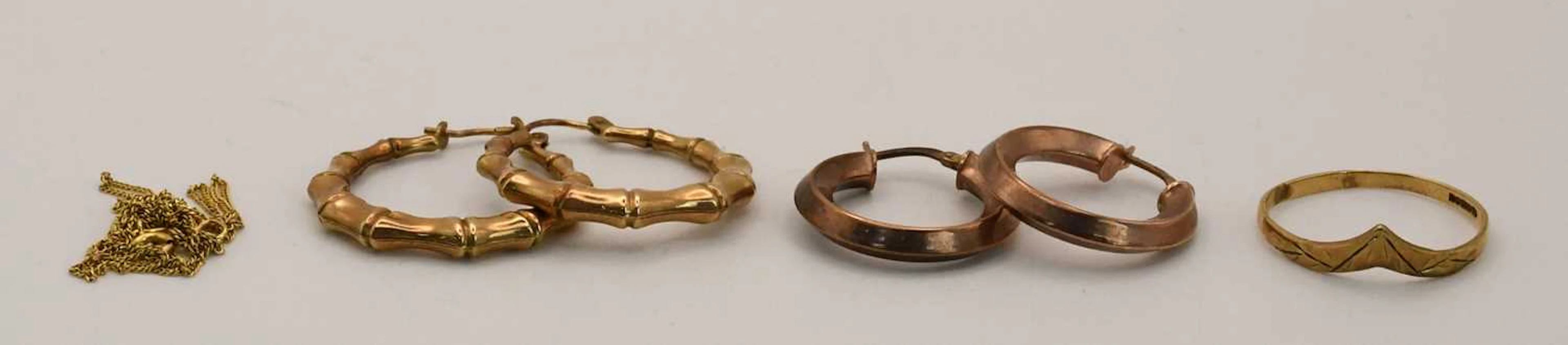 Various items of 9ct gold comprising a dainty necklace