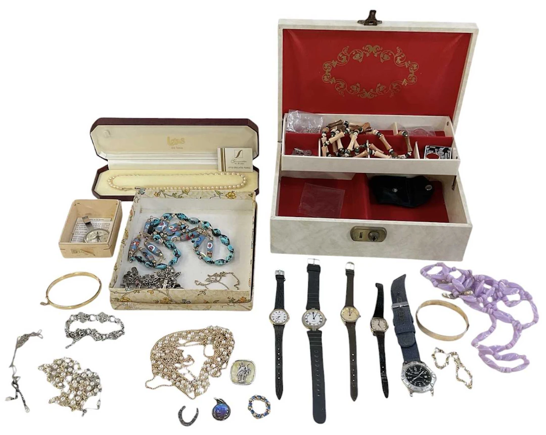 A small quantity of assorted costume jewellery including...