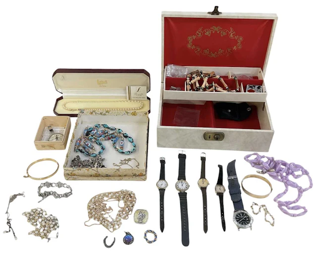 A small quantity of assorted costume jewellery including...