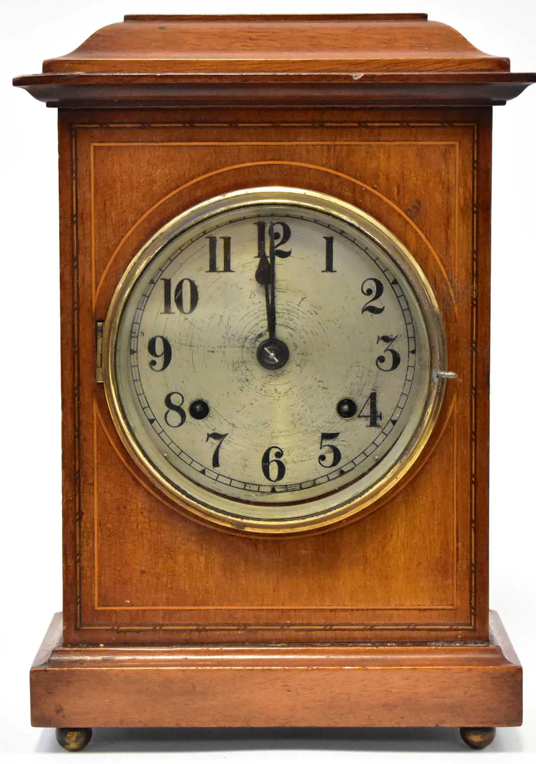 An Edwardian mahogany mantel clock