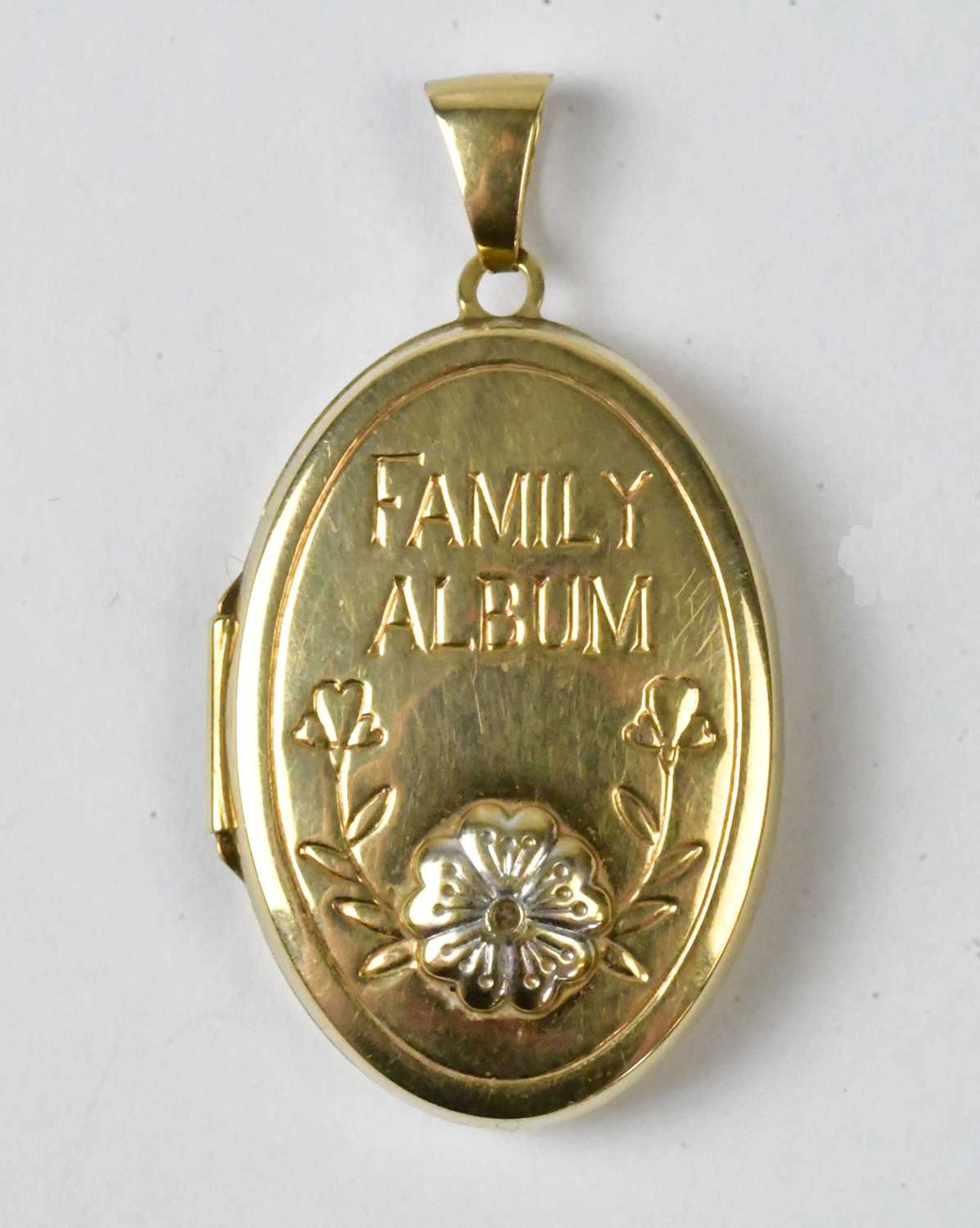 A 9ct yellow gold oval locket