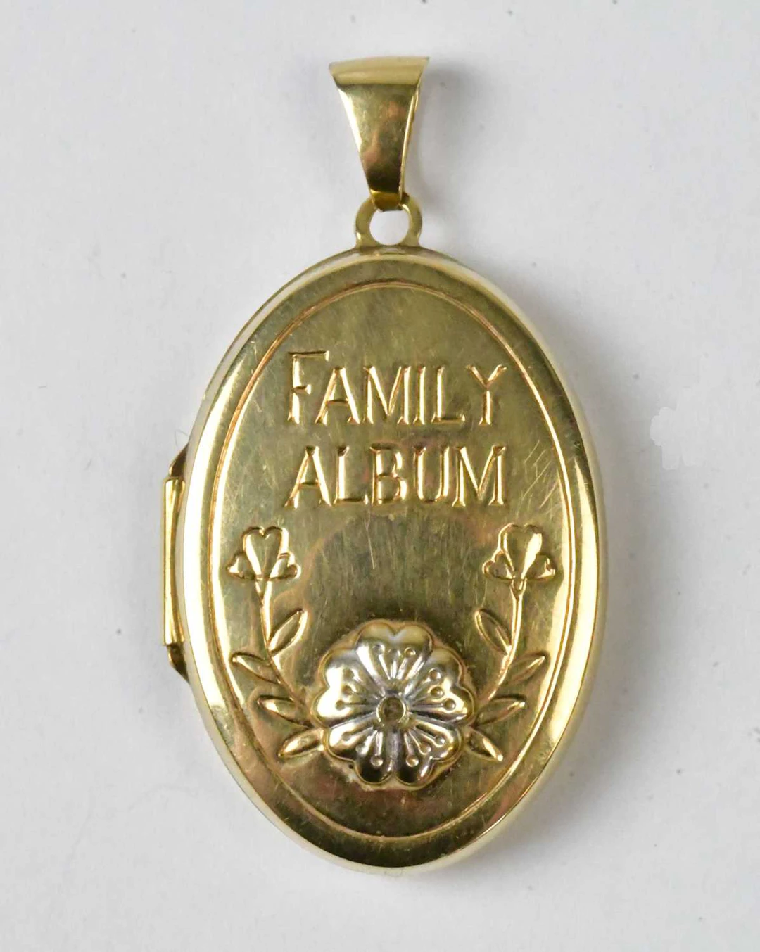 A 9ct yellow gold oval locket