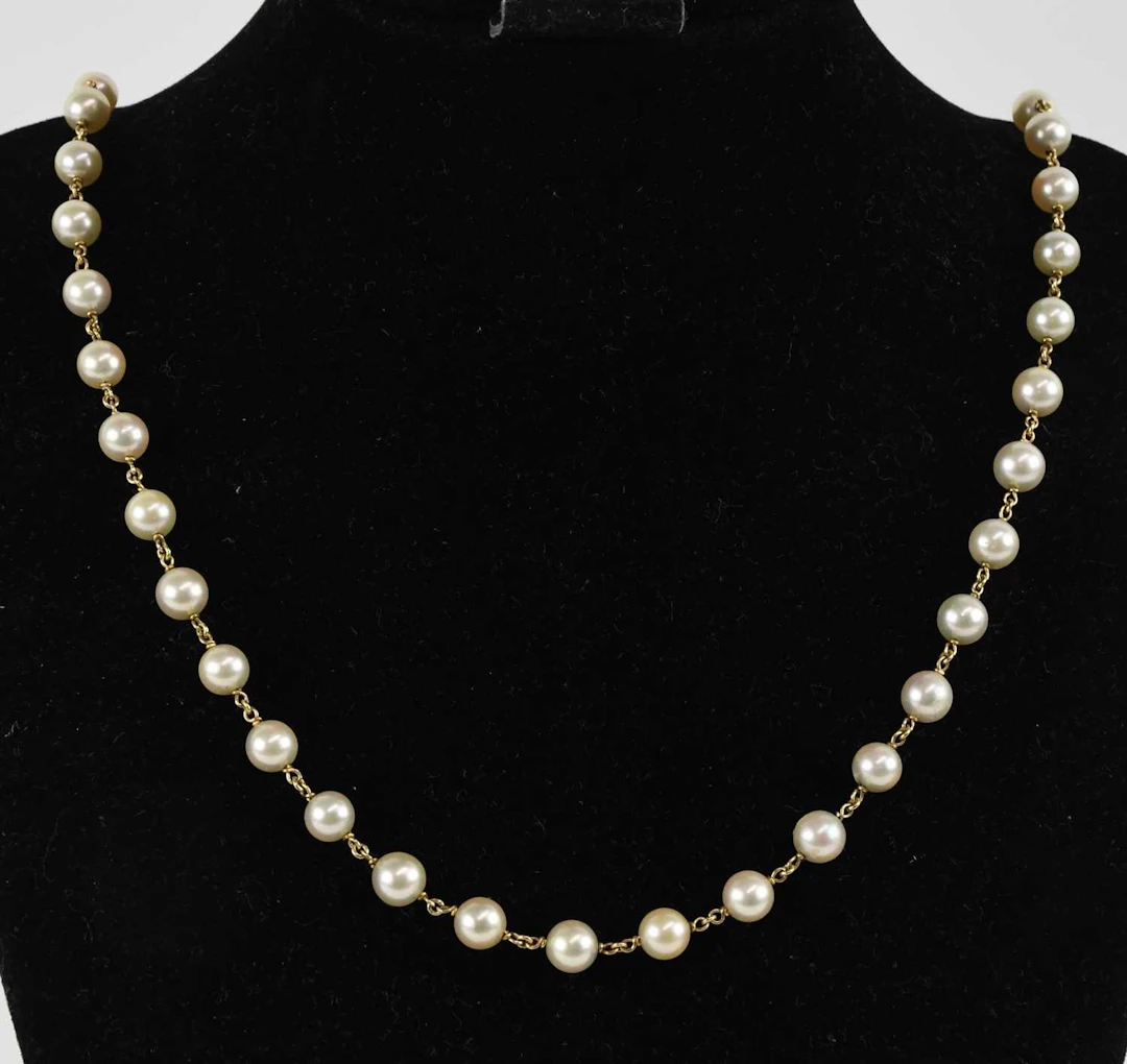 A single strand cultured pearl 9ct yellow gold strung bead necklace