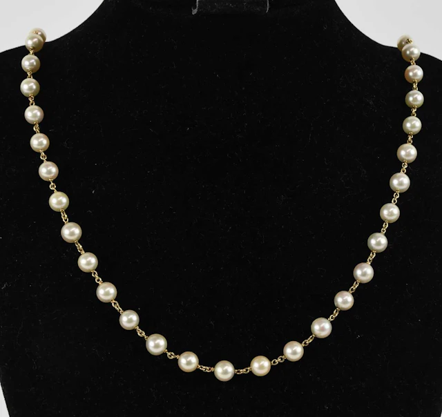 A single strand cultured pearl 9ct yellow gold strung bead necklace