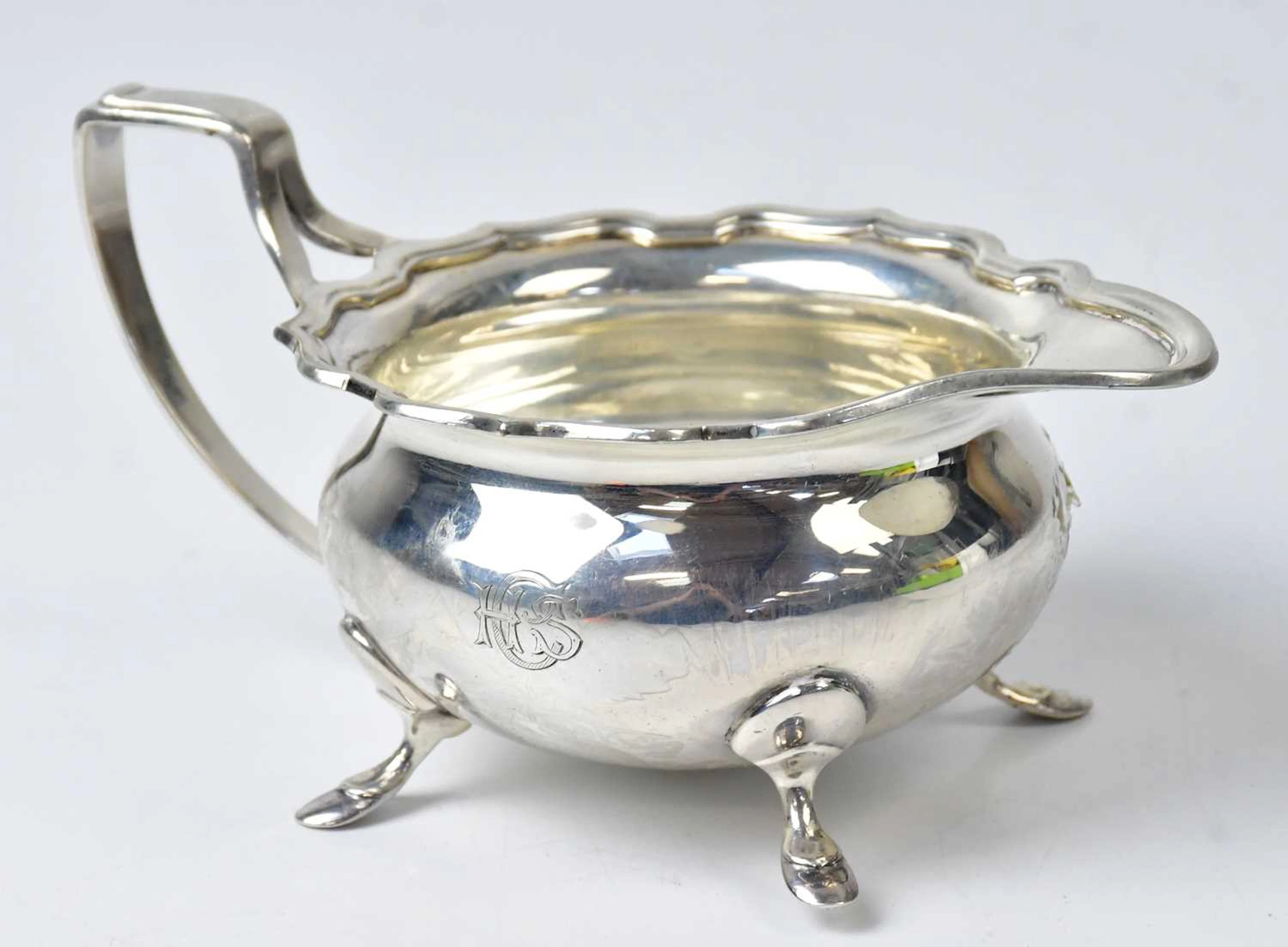 ELKINGTON & CO; a George V hallmarked silver cream jig
