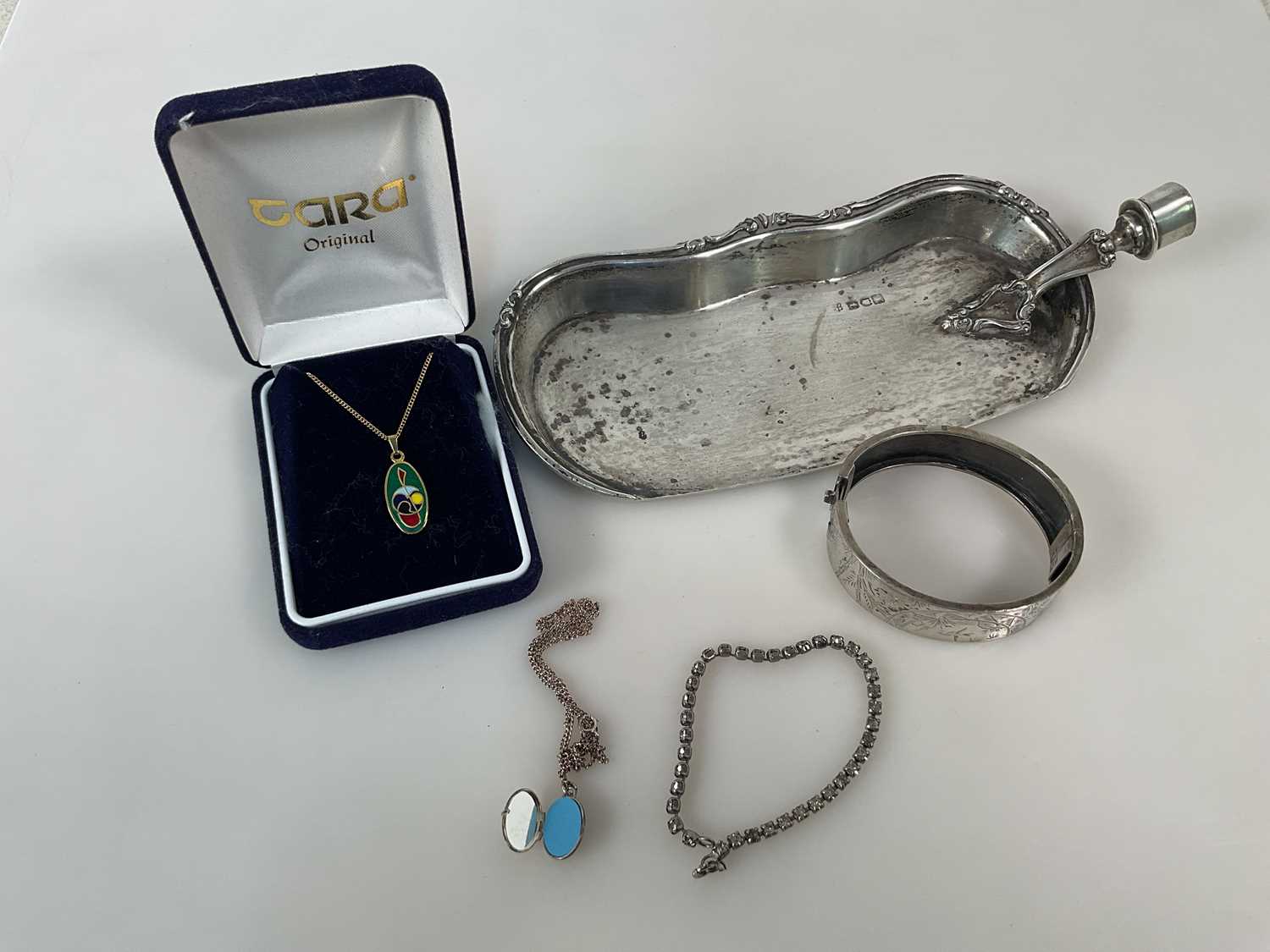A George V hallmarked silver crumb scoop