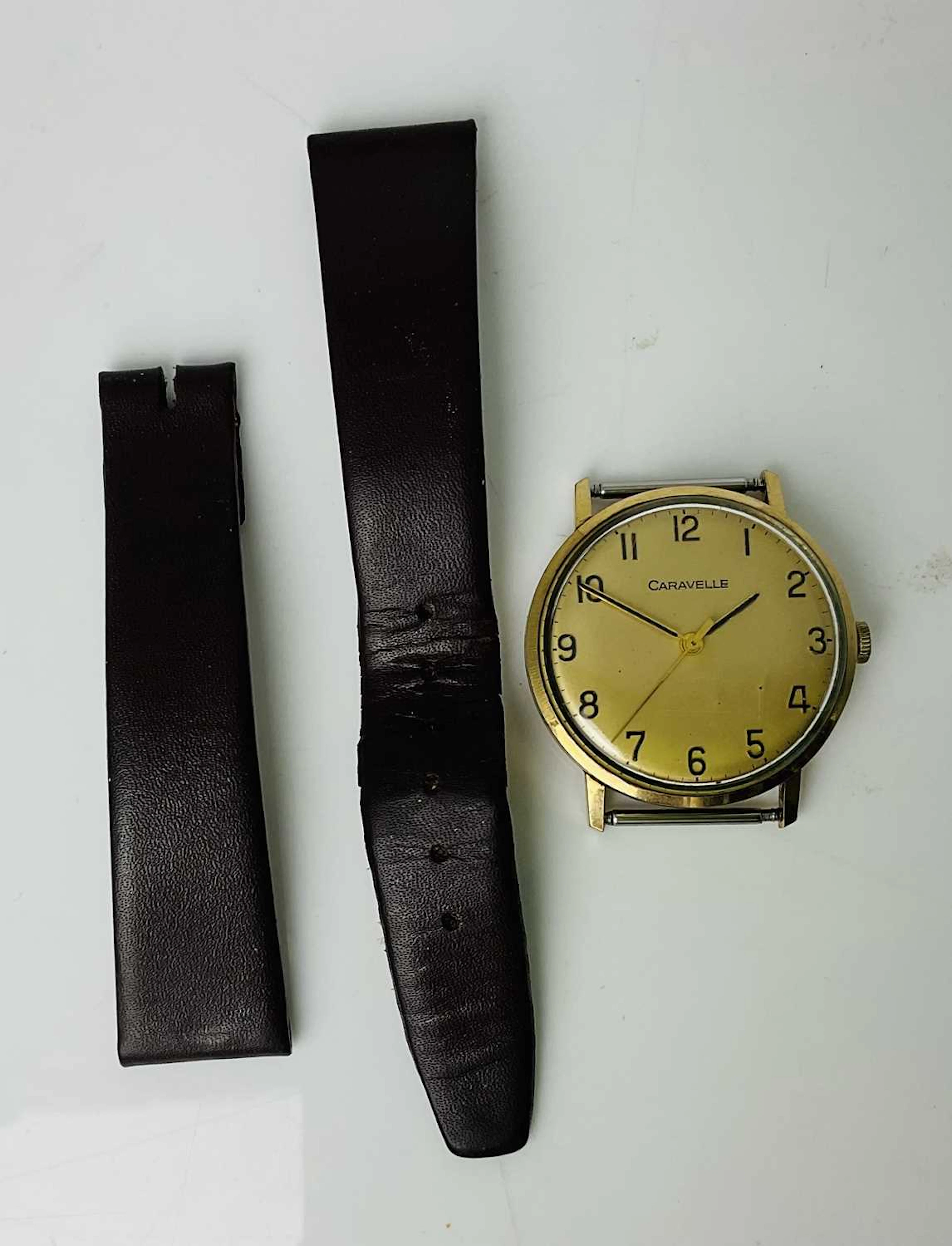 CARAVELLE; a vintage gentleman's 9ct gold wristwatch
