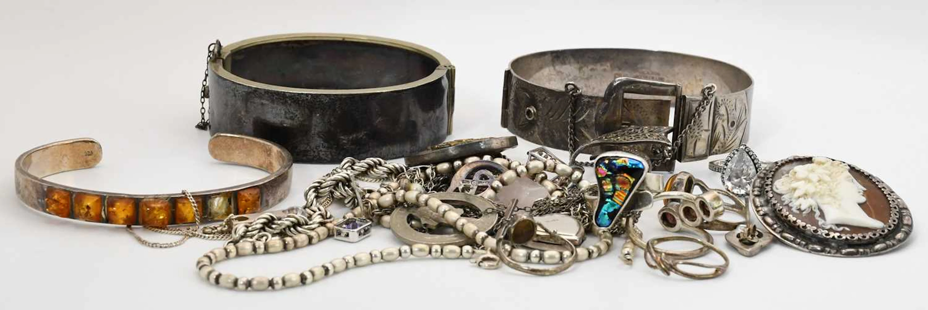 A small quantity of assorted 925 silver and white metal costume jewellery