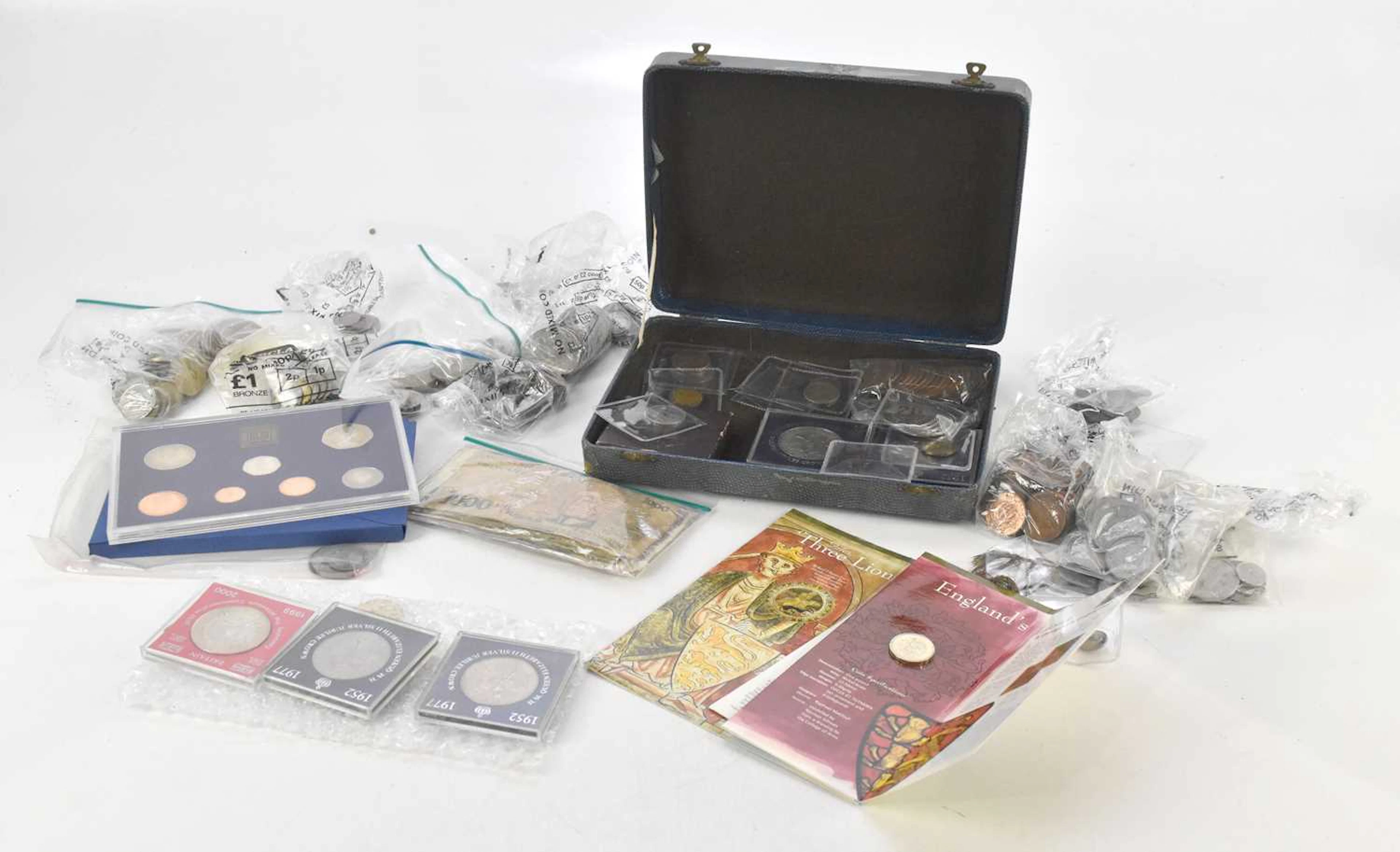 A mixed collection of coinage including commemorative crowns