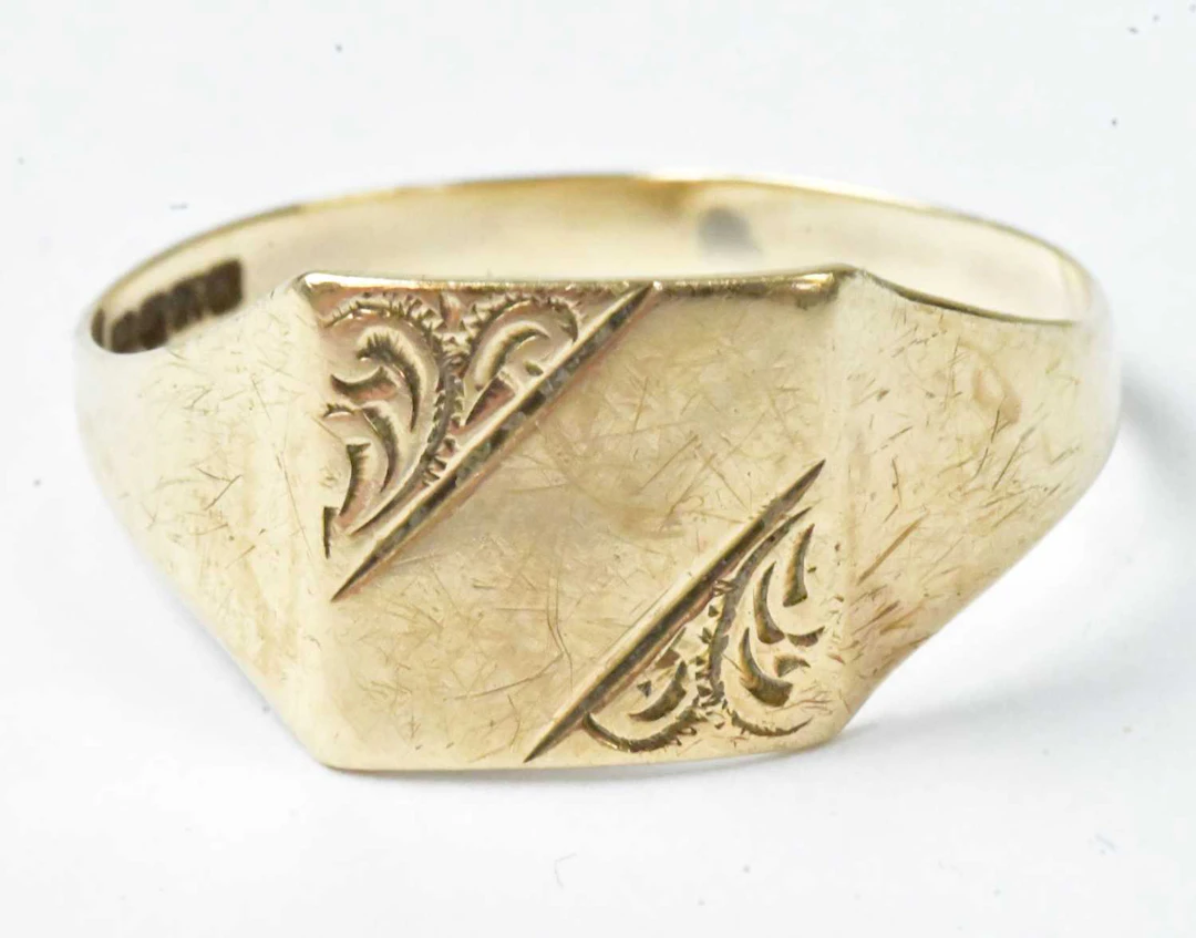 A 9ct yellow gold signet ring