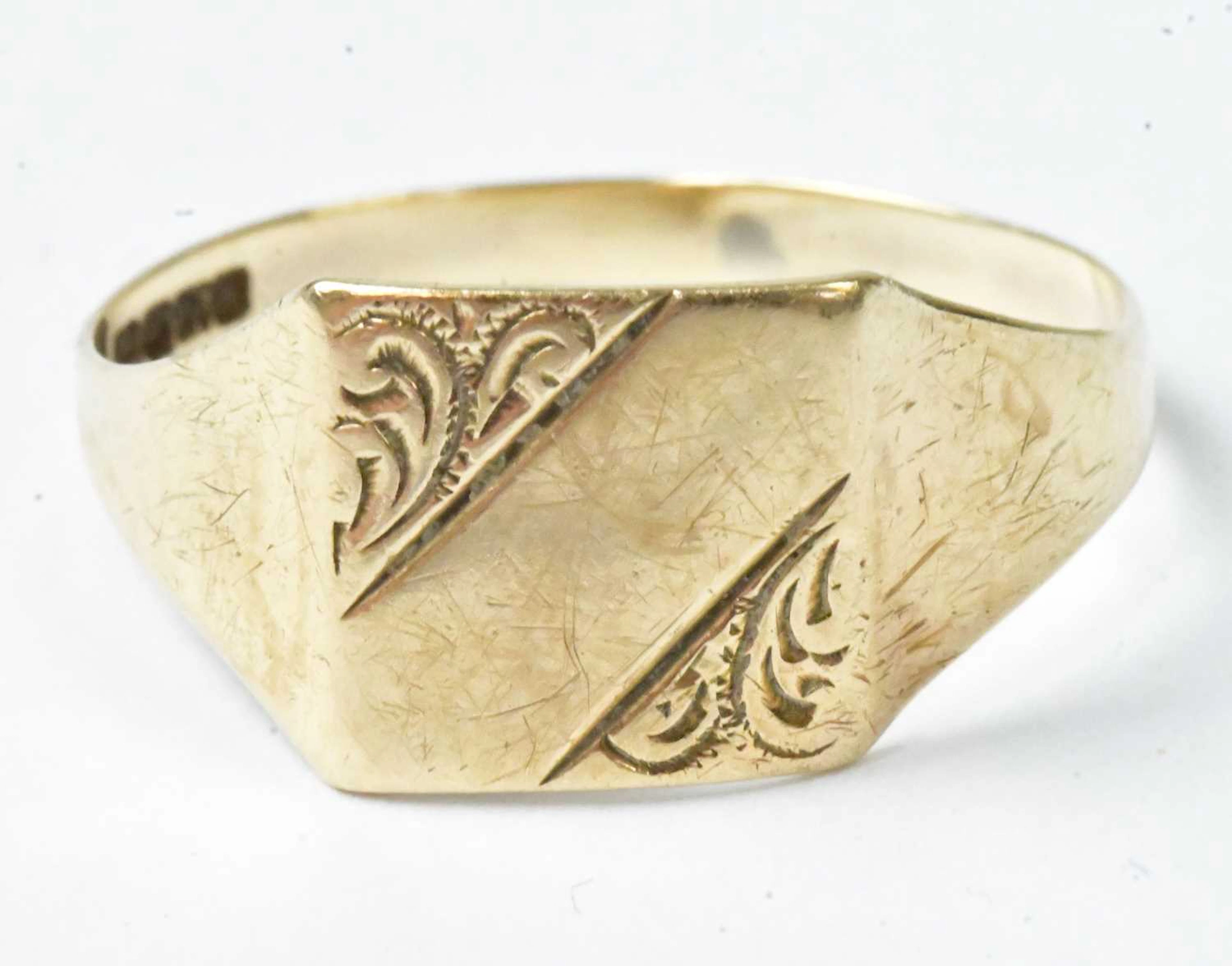 A 9ct yellow gold signet ring