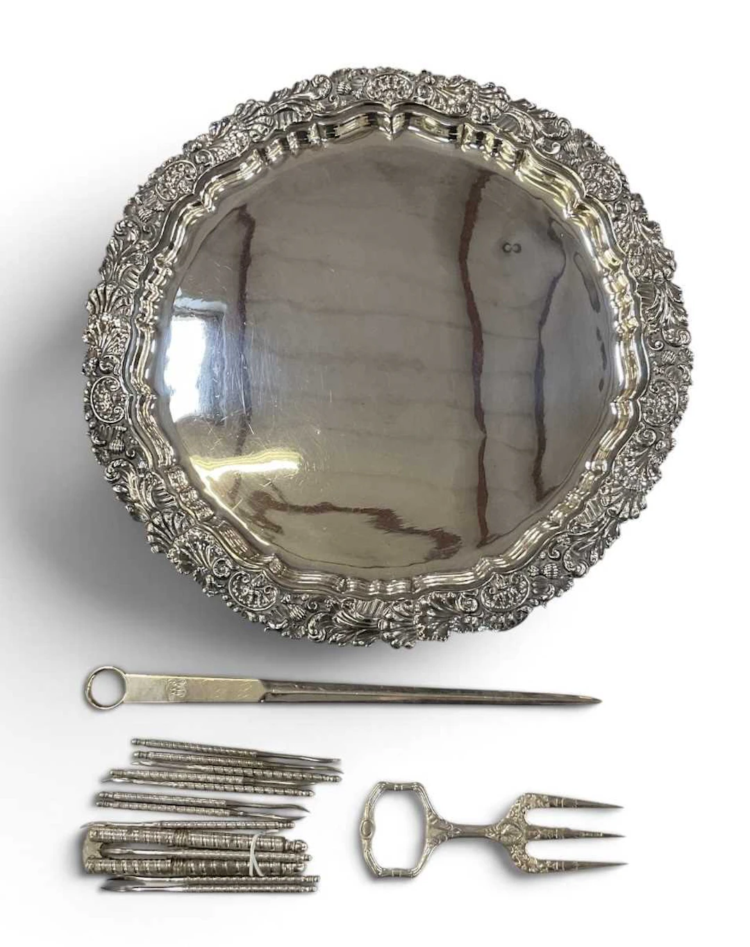 A small quantity of assorted silver plated items