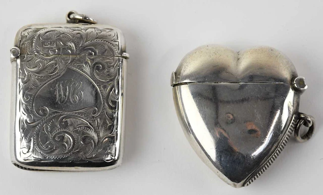 An Edward VII hallmarked silver vesta case modelled as a heart