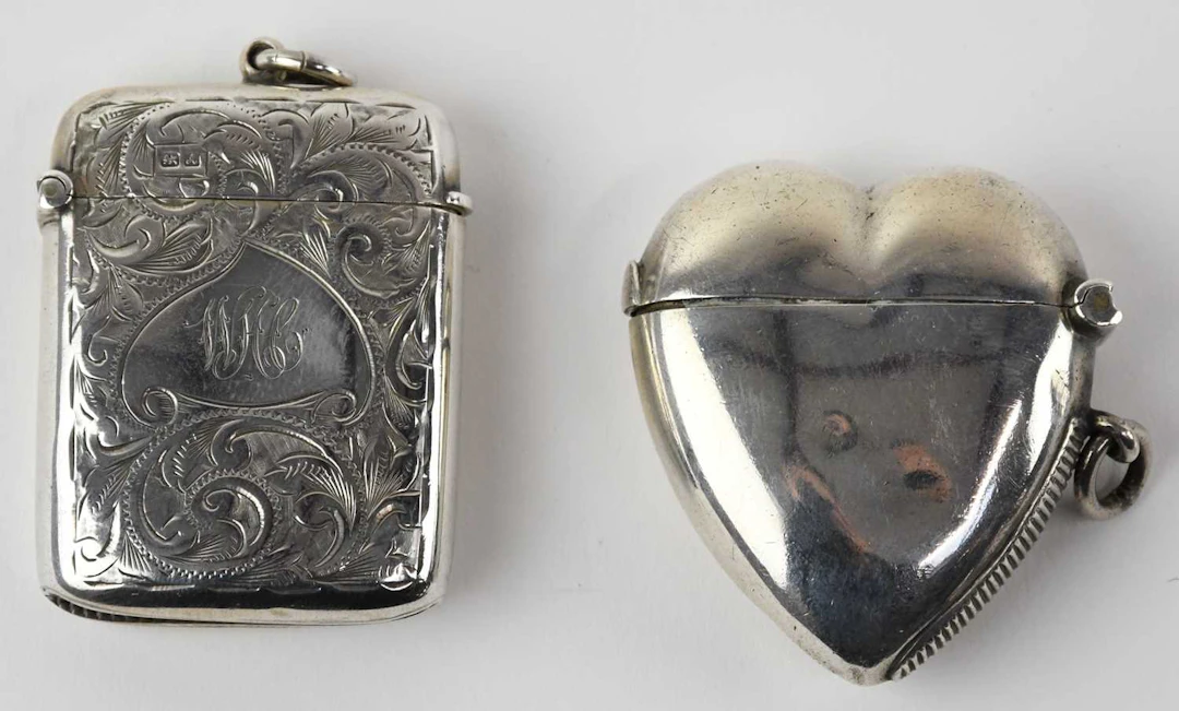 An Edward VII hallmarked silver vesta case modelled as a heart